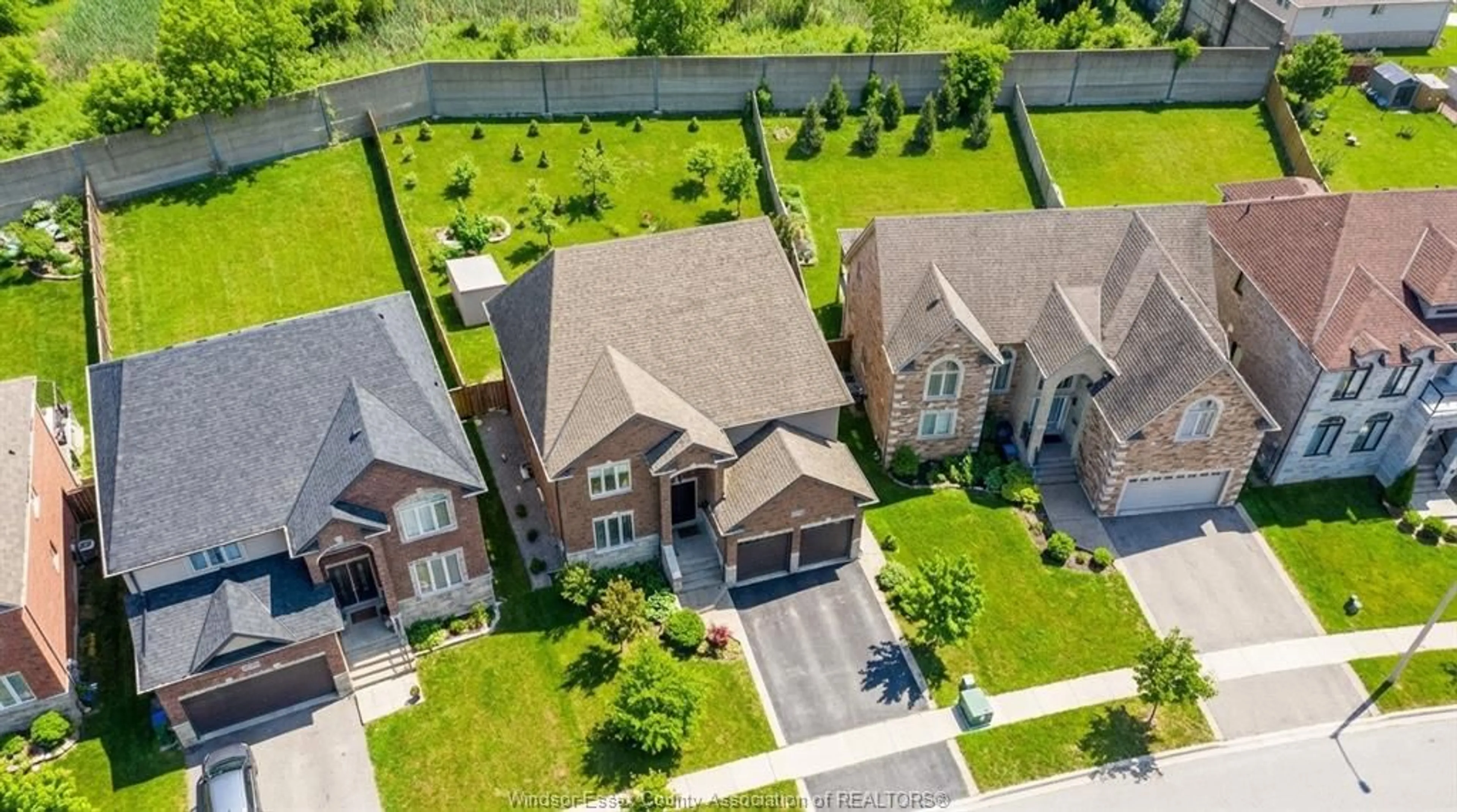 A pic from outside/outdoor area/front of a property/back of a property/a pic from drone, street for 2280 DANDURAND, Windsor Ontario N9E 4Z7