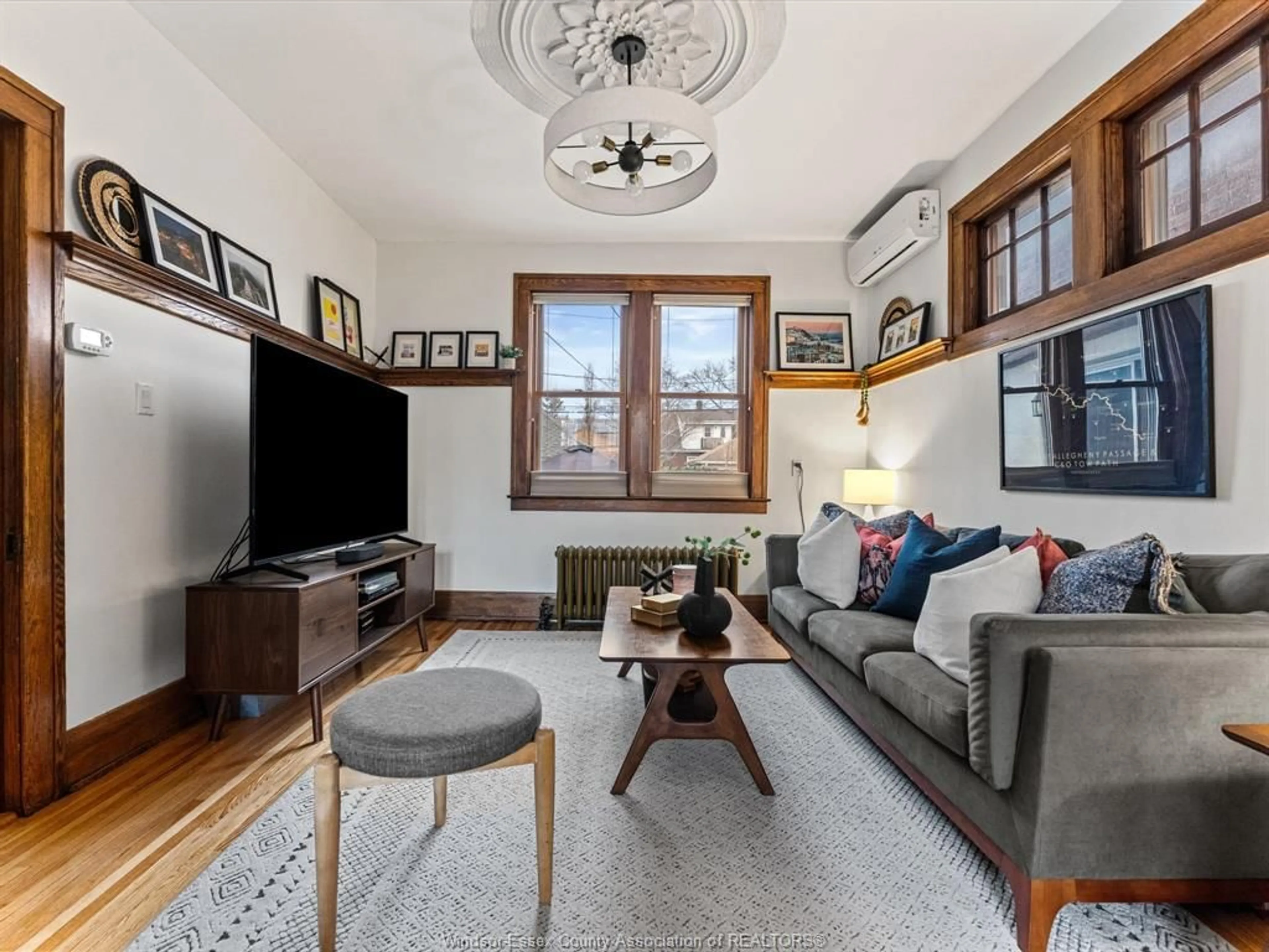 Living room with furniture, unknown for 507 Moy, Windsor Ontario N9A 2N3