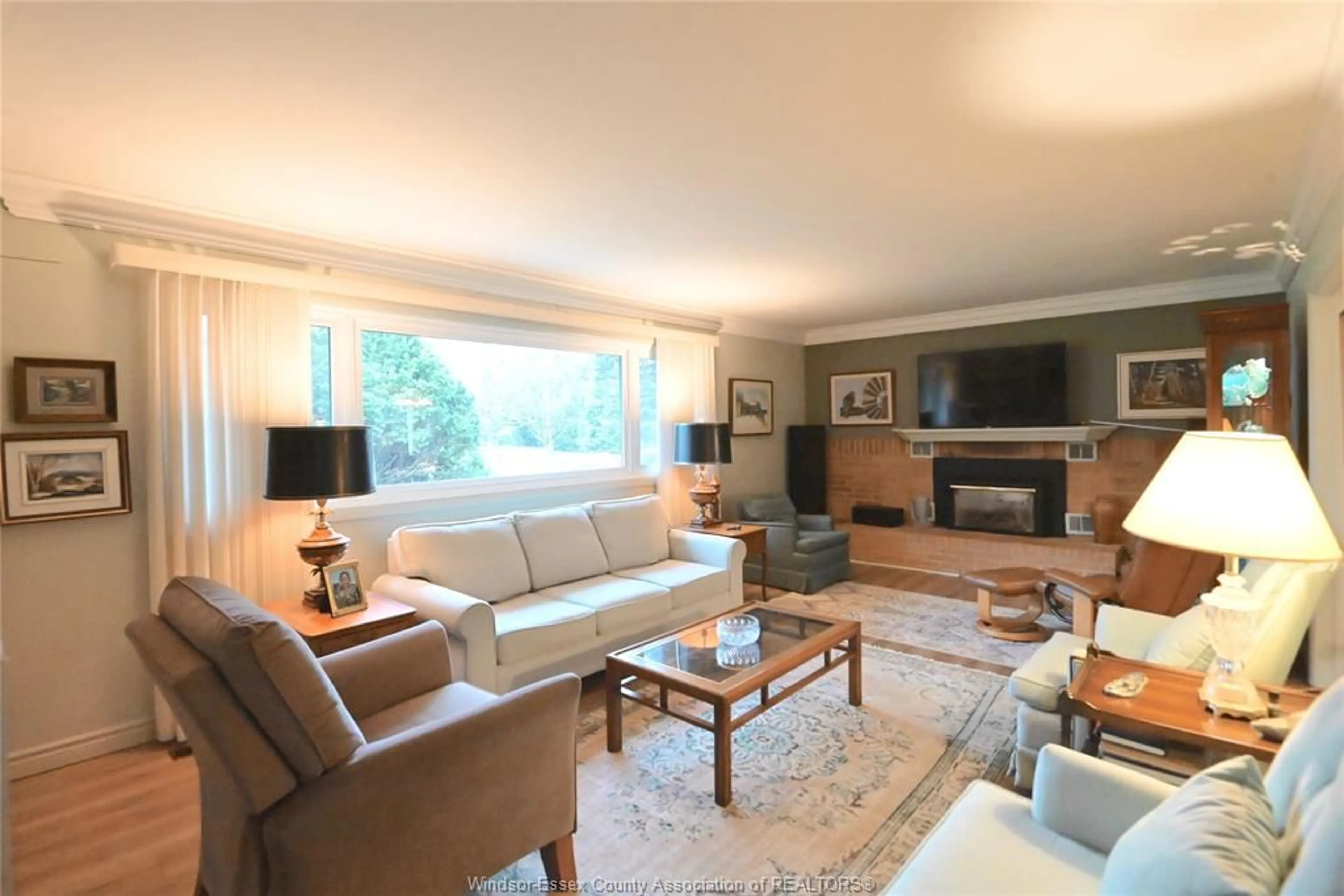 Living room with furniture, wood/laminate floor for 6 Lynn, Ridgetown Ontario N0P 2C0