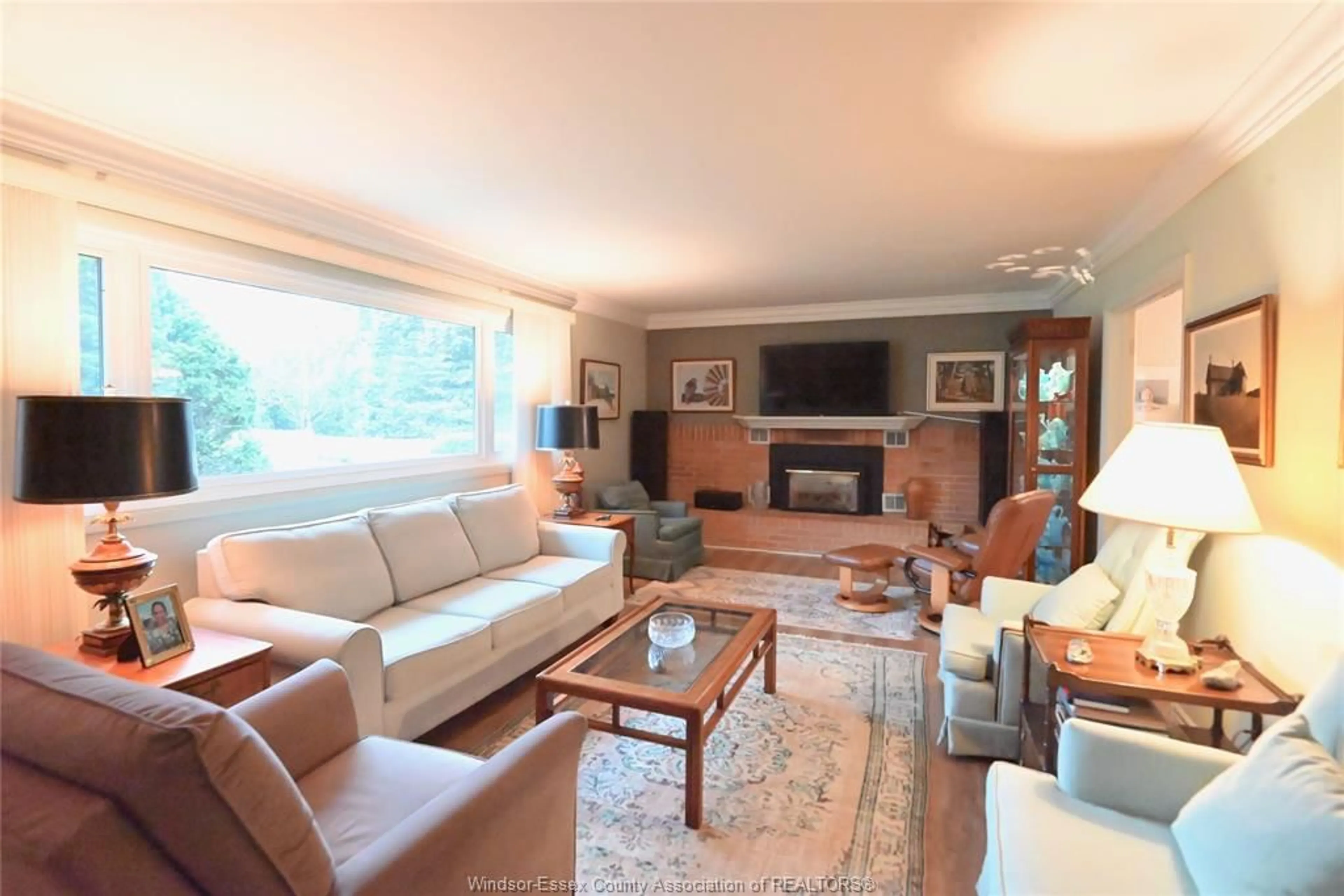 Living room with furniture, wood/laminate floor for 6 Lynn, Ridgetown Ontario N0P 2C0