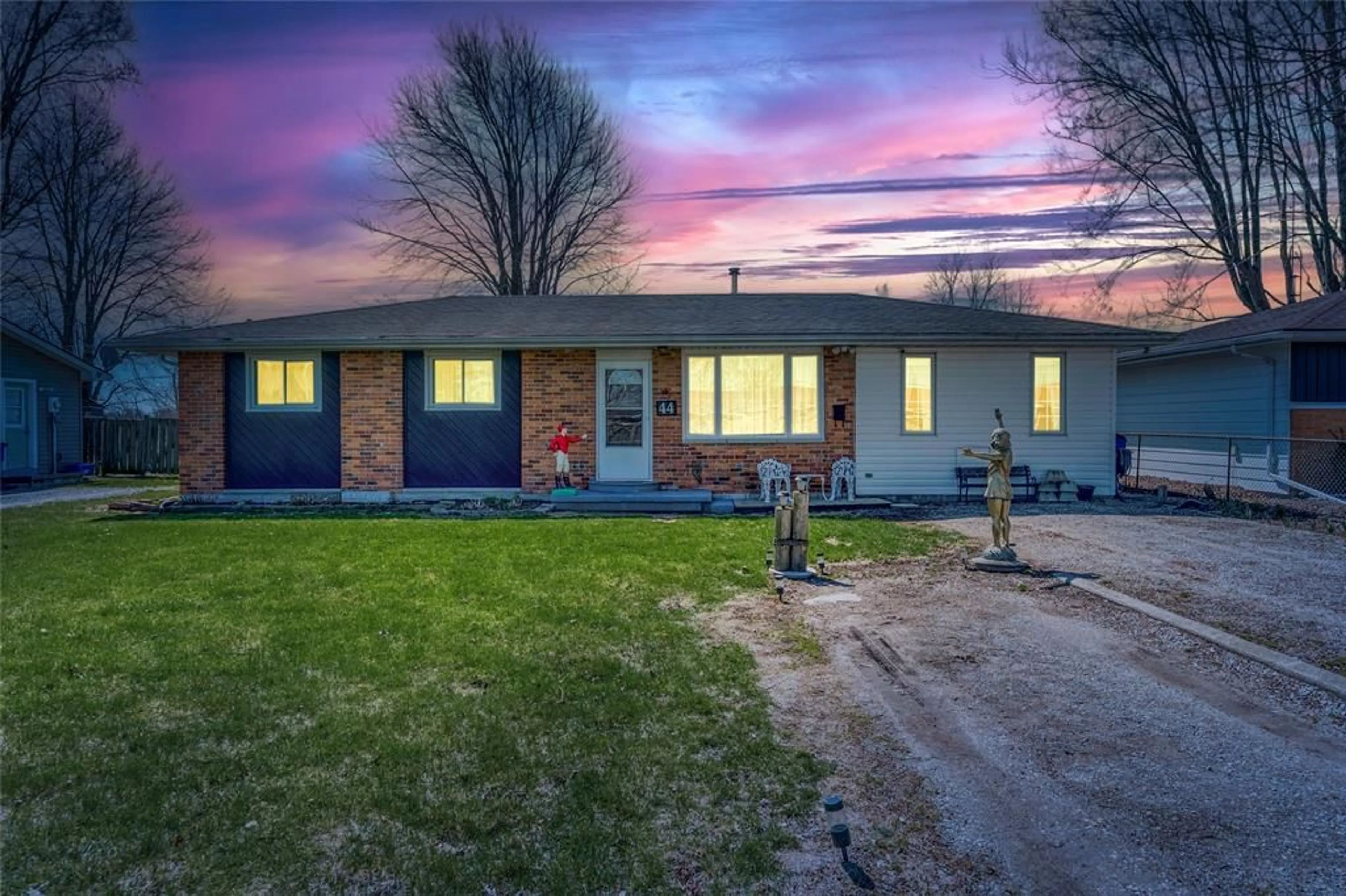 A pic from outside/outdoor area/front of a property/back of a property/a pic from drone, street for 44 Irwin St, Wallaceburg Ontario N8A 4S1