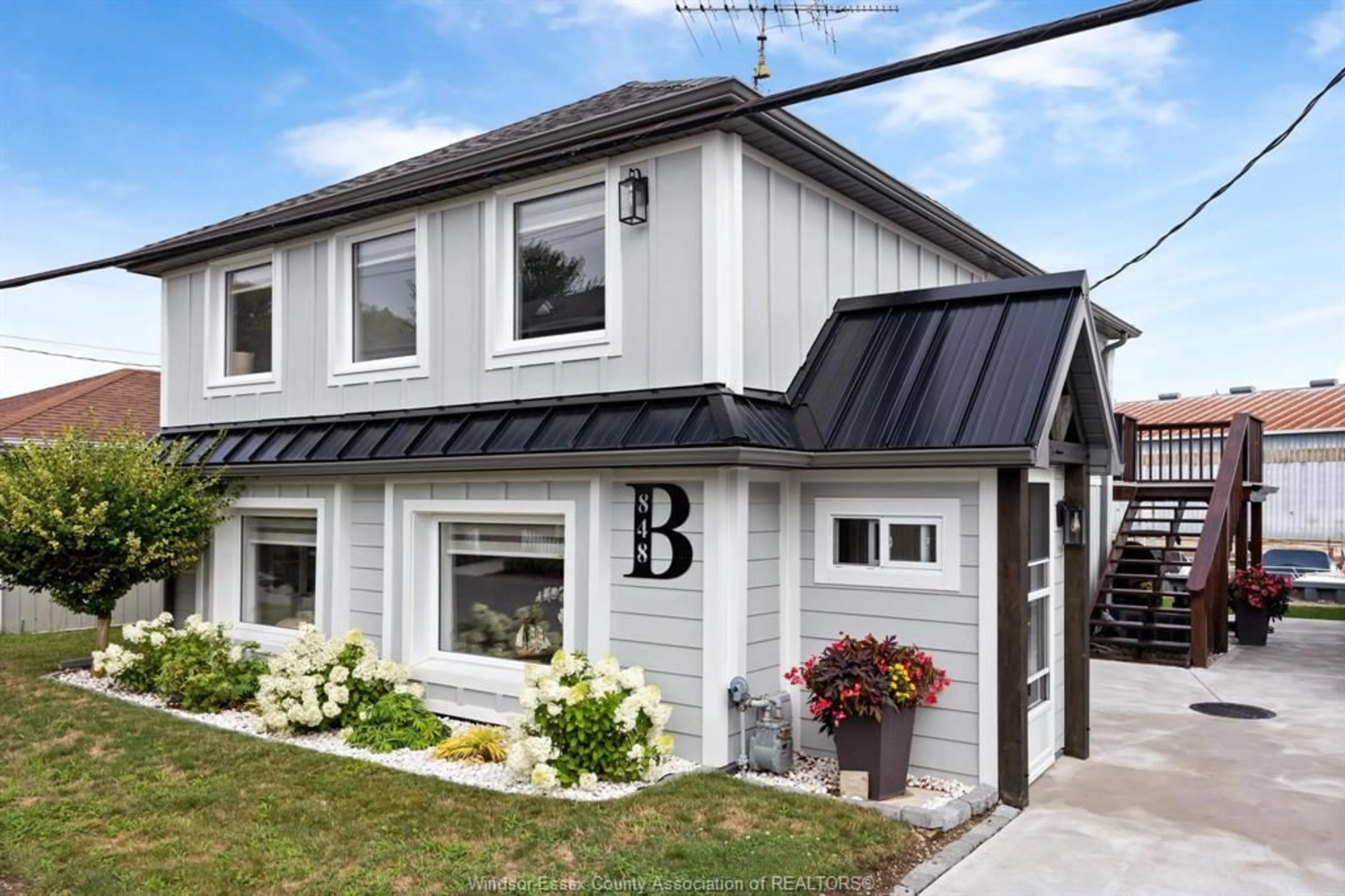 Home with vinyl exterior material, building for 848 CEDAR ISLAND Dr, Kingsville Ontario N9Y 3W1