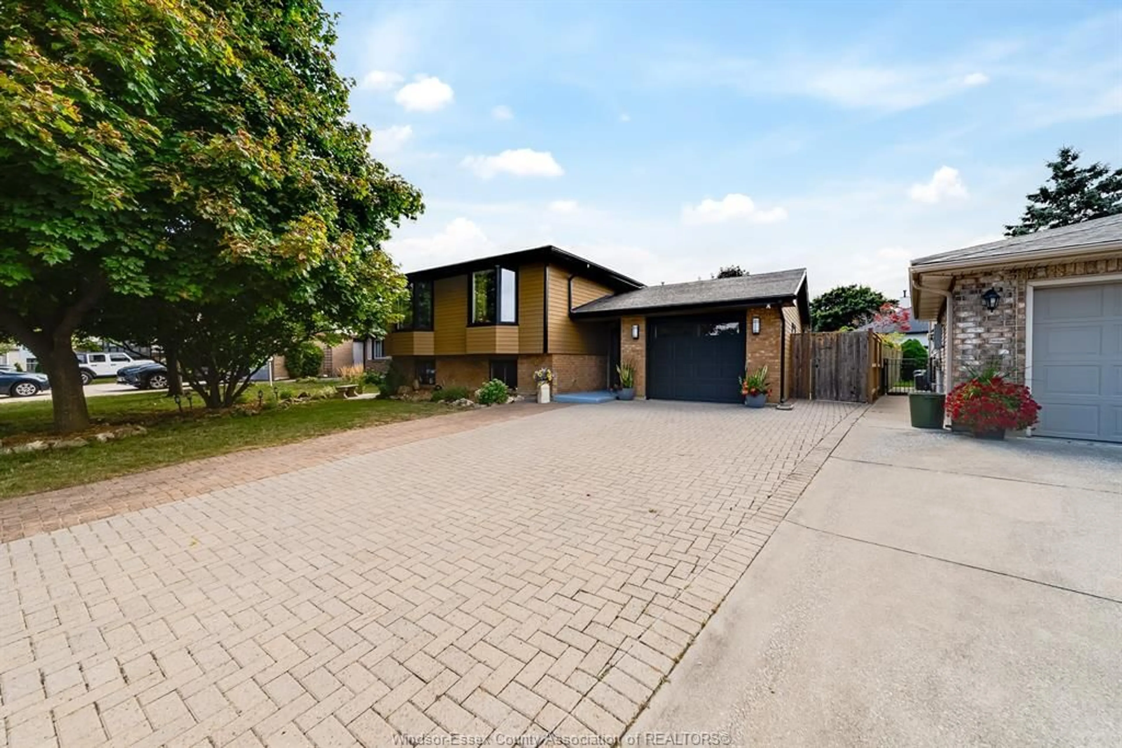 A pic from outside/outdoor area/front of a property/back of a property/a pic from drone, street for 13158 DILLON Dr, Tecumseh Ontario N8N 3M9