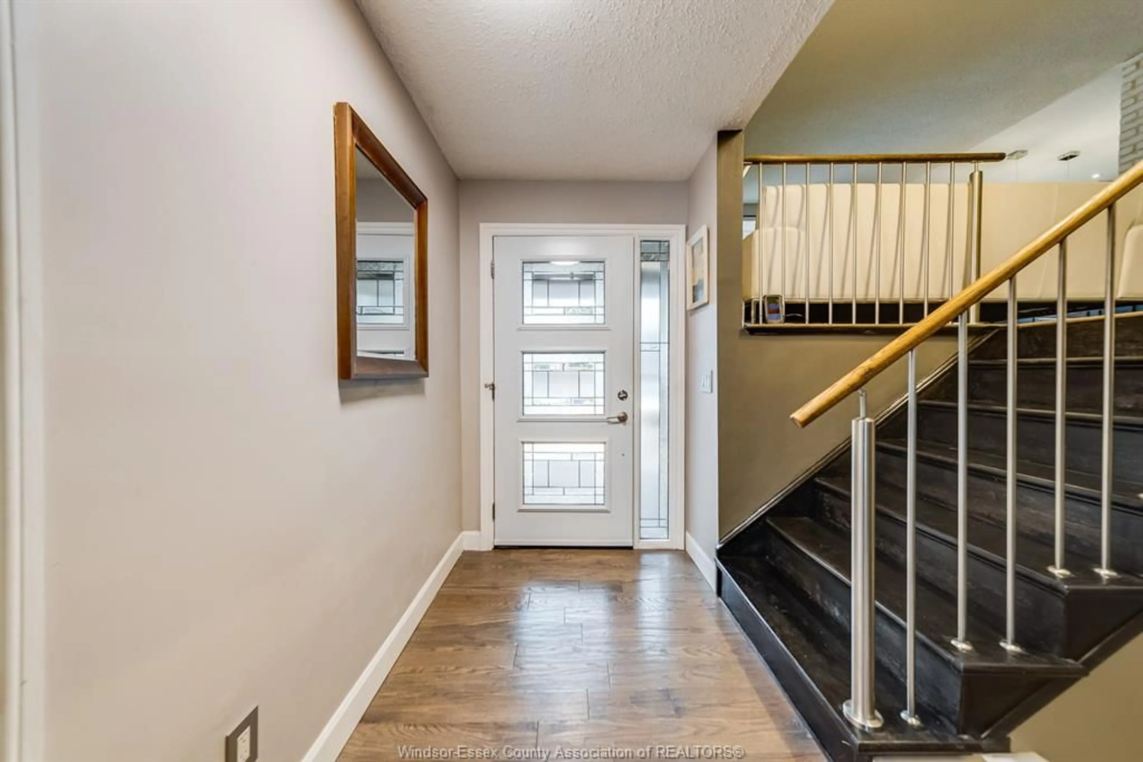 Indoor entryway for 13158 DILLON Dr, Tecumseh Ontario N8N 3M9