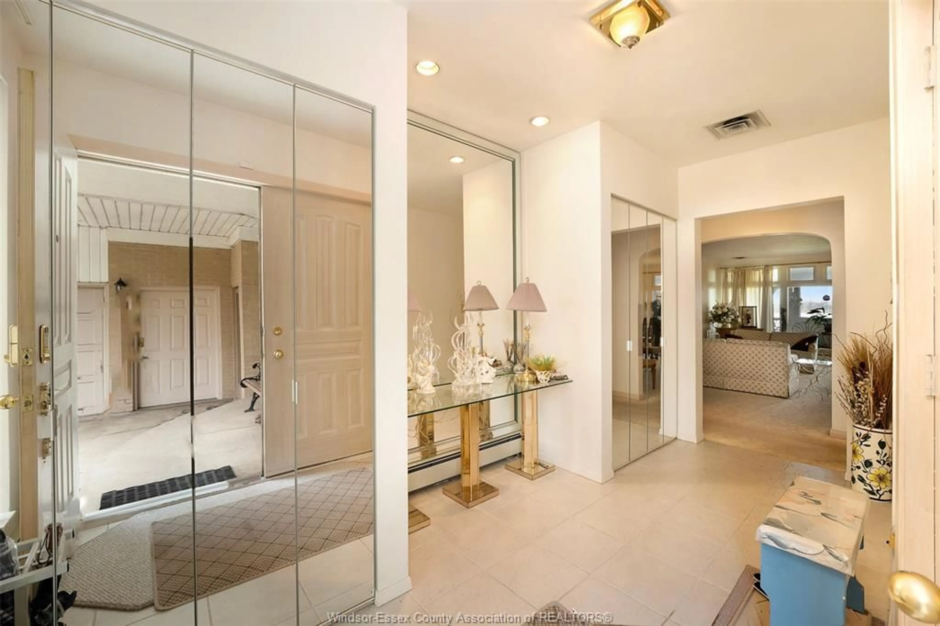 Indoor foyer for 4470 Riverside, Windsor Ontario N8Y 1B8