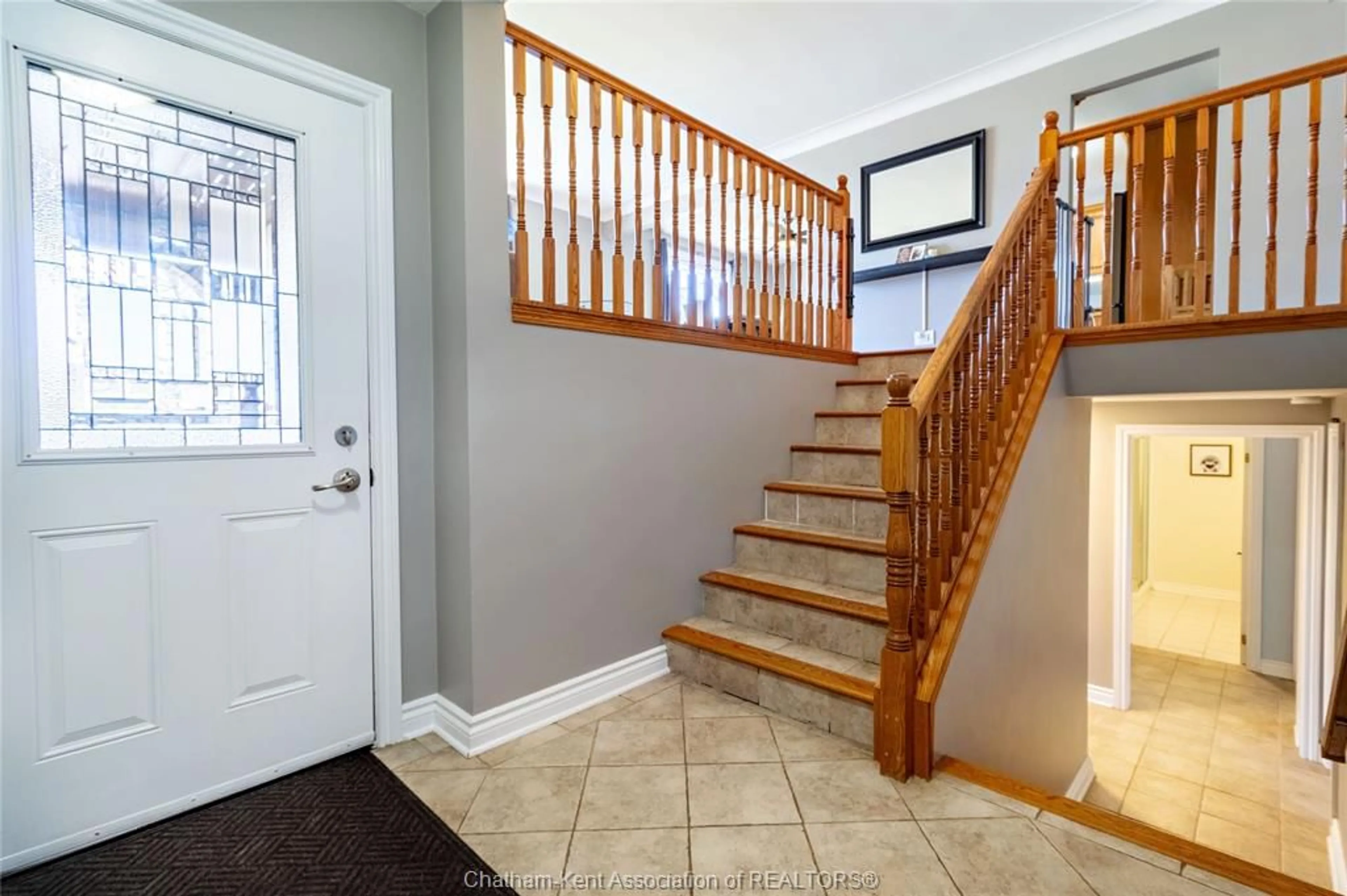 Indoor entryway for 891 Maple Ave, Stoney Point Ontario N0R 1N0