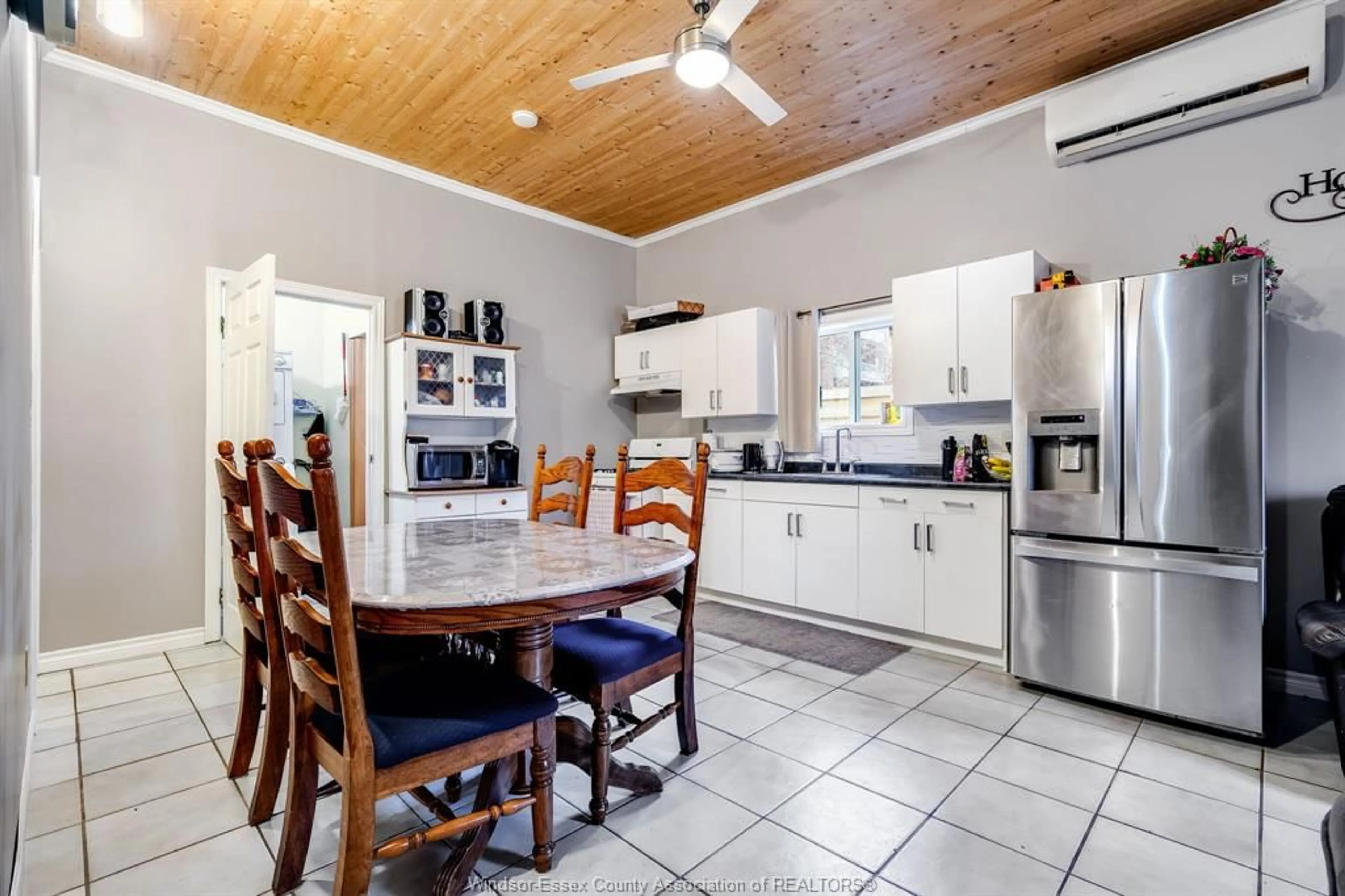 Standard kitchen, ceramic/tile floor for 402 Oak St, Leamington Ontario N8H 4V4