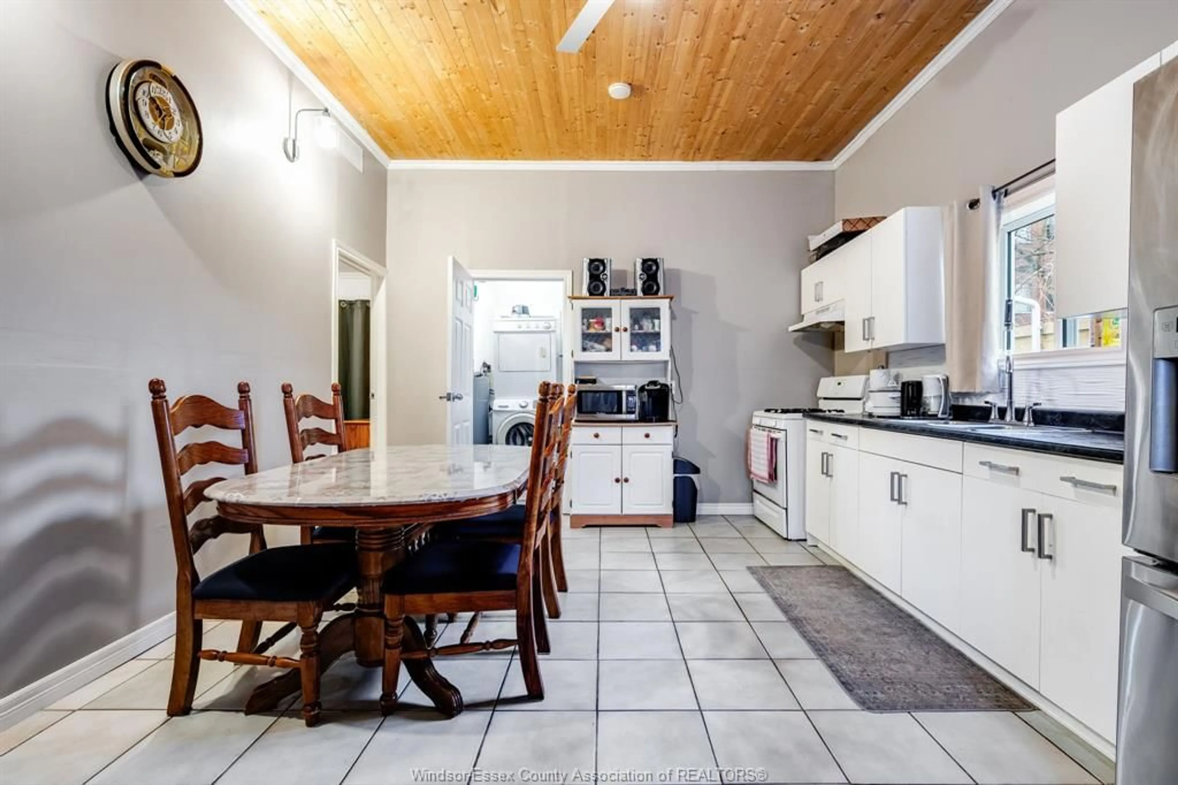 Standard kitchen, unknown for 402 Oak St, Leamington Ontario N8H 4V4