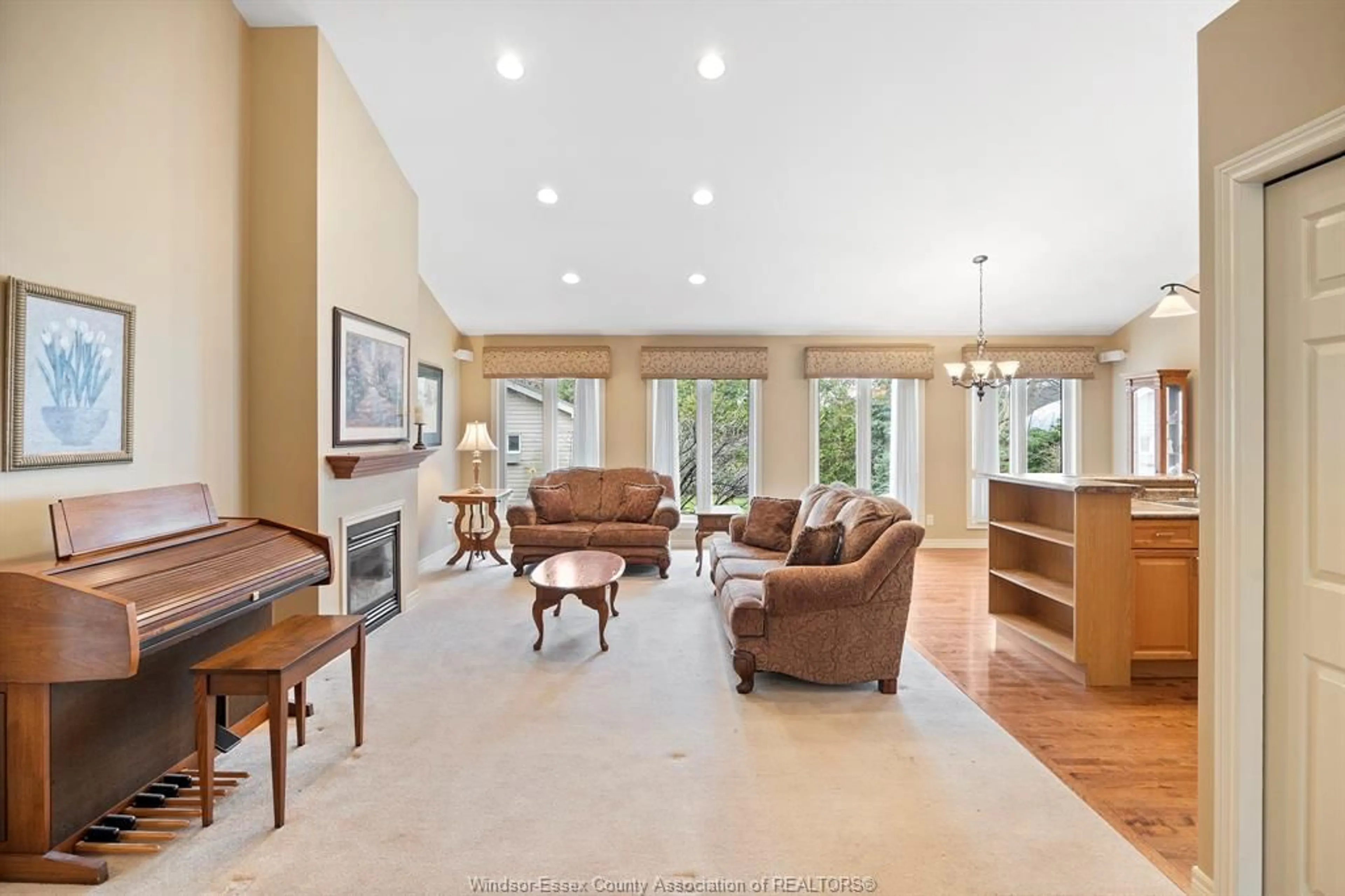 Living room with furniture, ceramic/tile floor for 54 CREEKVIEW, Kingsville Ontario N9Y 4E6