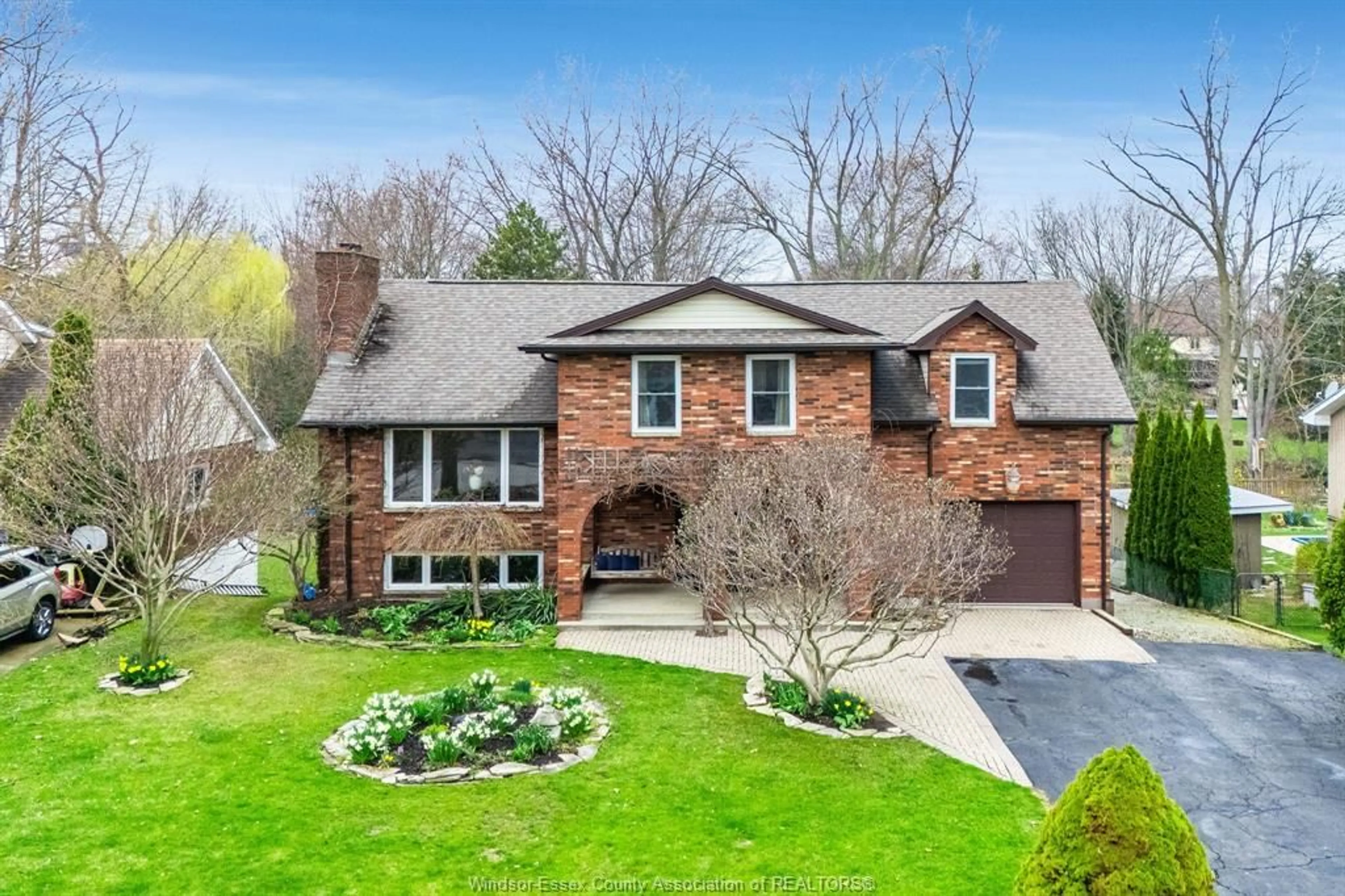 Home with brick exterior material, street for 122 Augustine, Kingsville Ontario N9Y 1C5