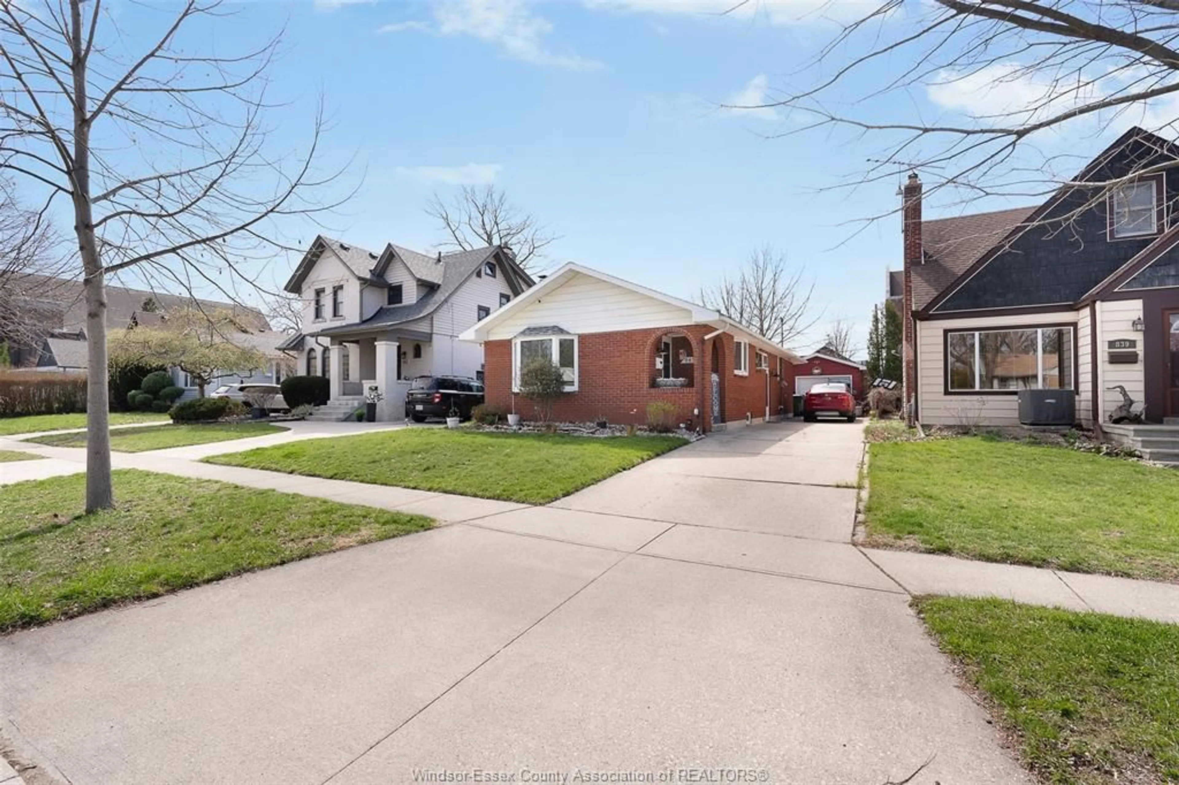 A pic from outside/outdoor area/front of a property/back of a property/a pic from drone, street for 845 GLIDDEN, Windsor Ontario N8S 2N6