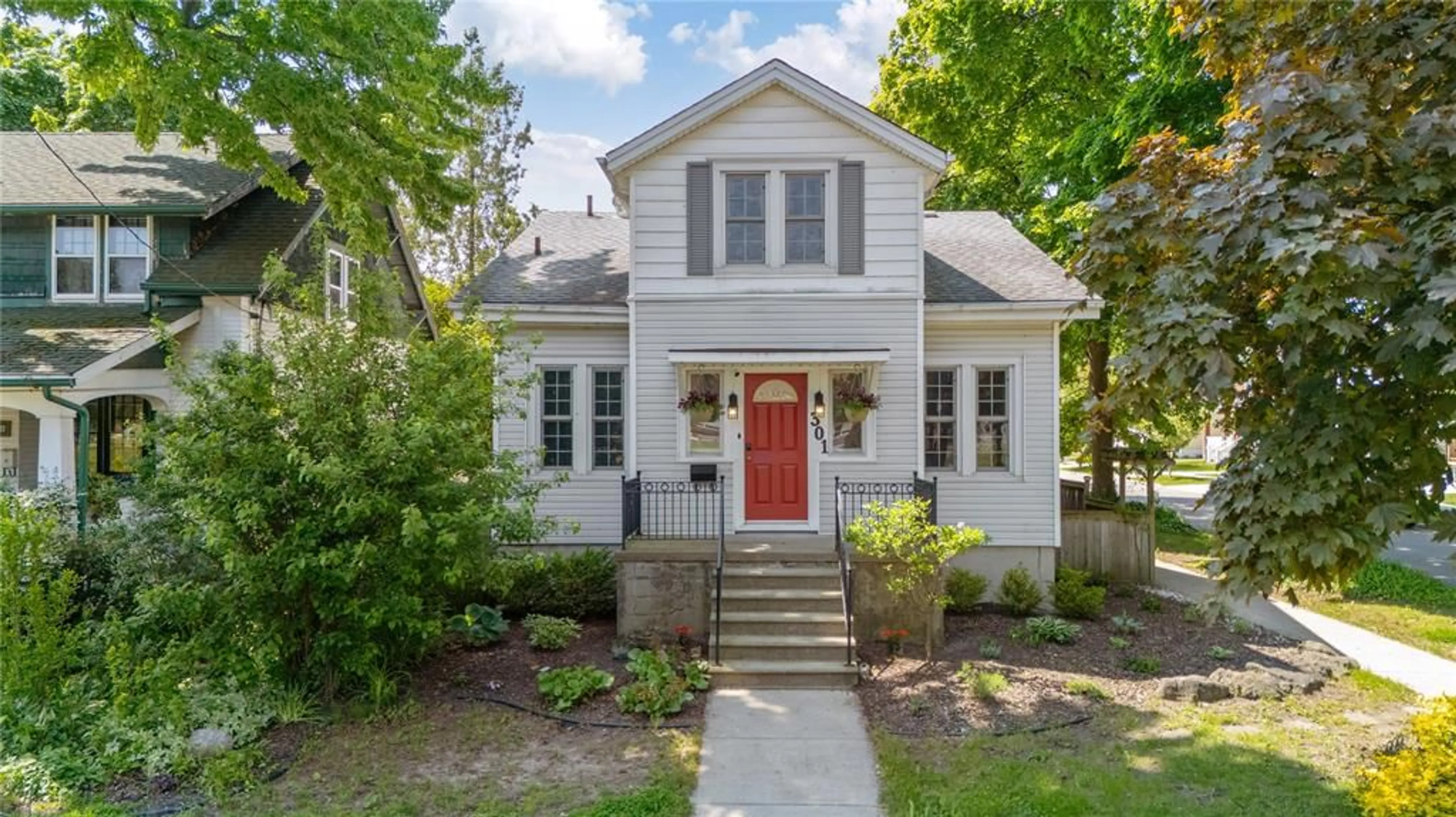 Home with vinyl exterior material, street for 301 TALFOURD St, Sarnia Ontario N7T 1P4