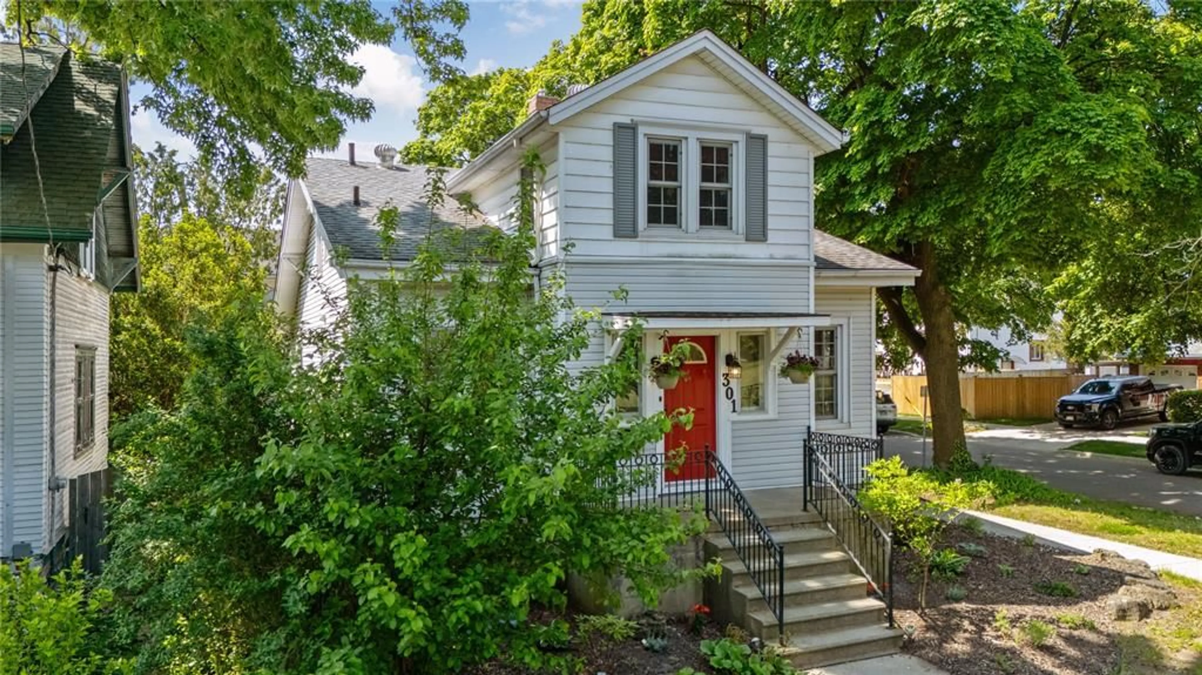 Home with vinyl exterior material, street for 301 TALFOURD St, Sarnia Ontario N7T 1P4