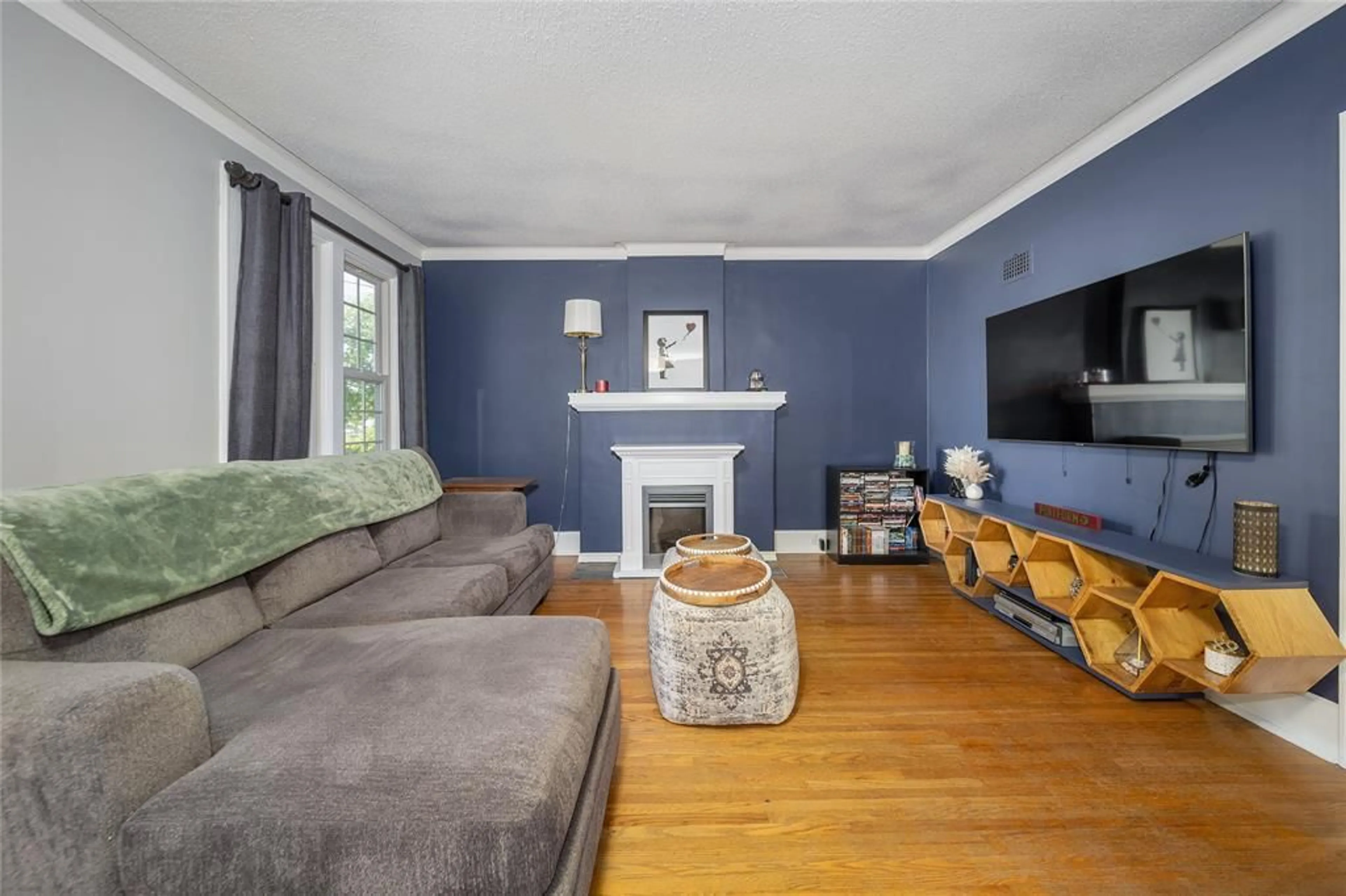 Living room with furniture, wood/laminate floor for 301 TALFOURD St, Sarnia Ontario N7T 1P4