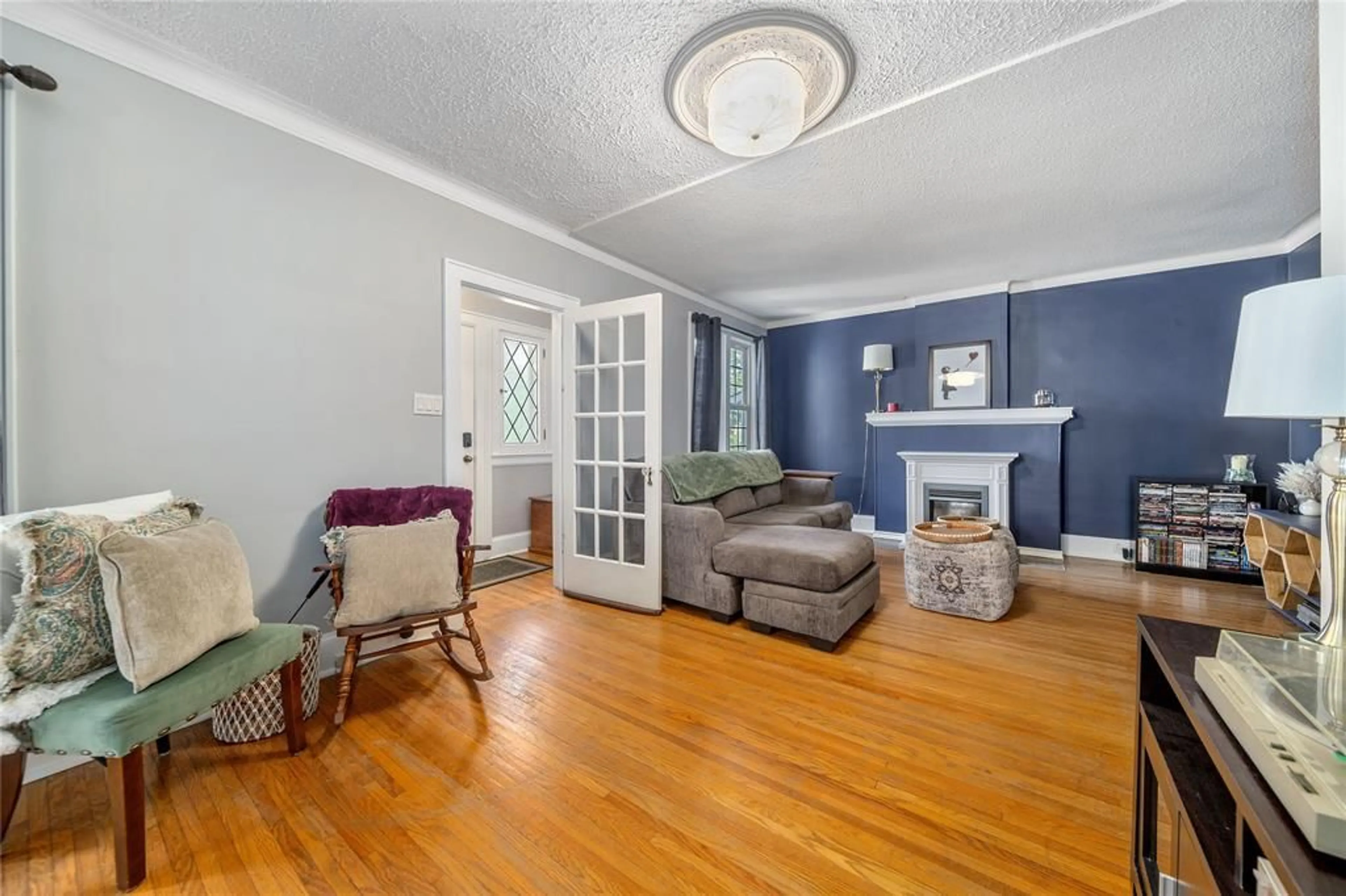 Living room with furniture, unknown for 301 TALFOURD St, Sarnia Ontario N7T 1P4