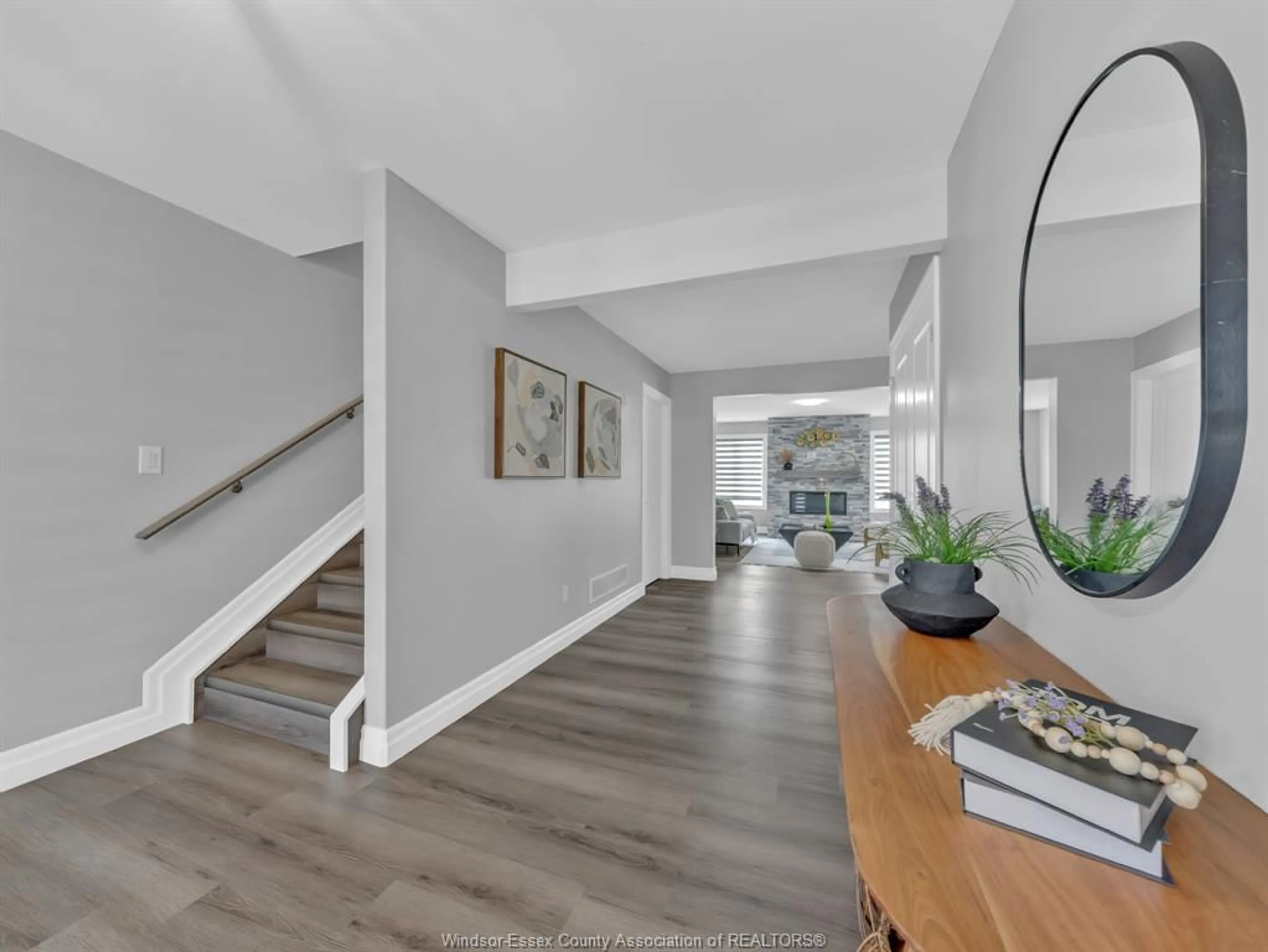Indoor entryway for 87 WARWICK Dr, Chatham Ontario N7M 0V1