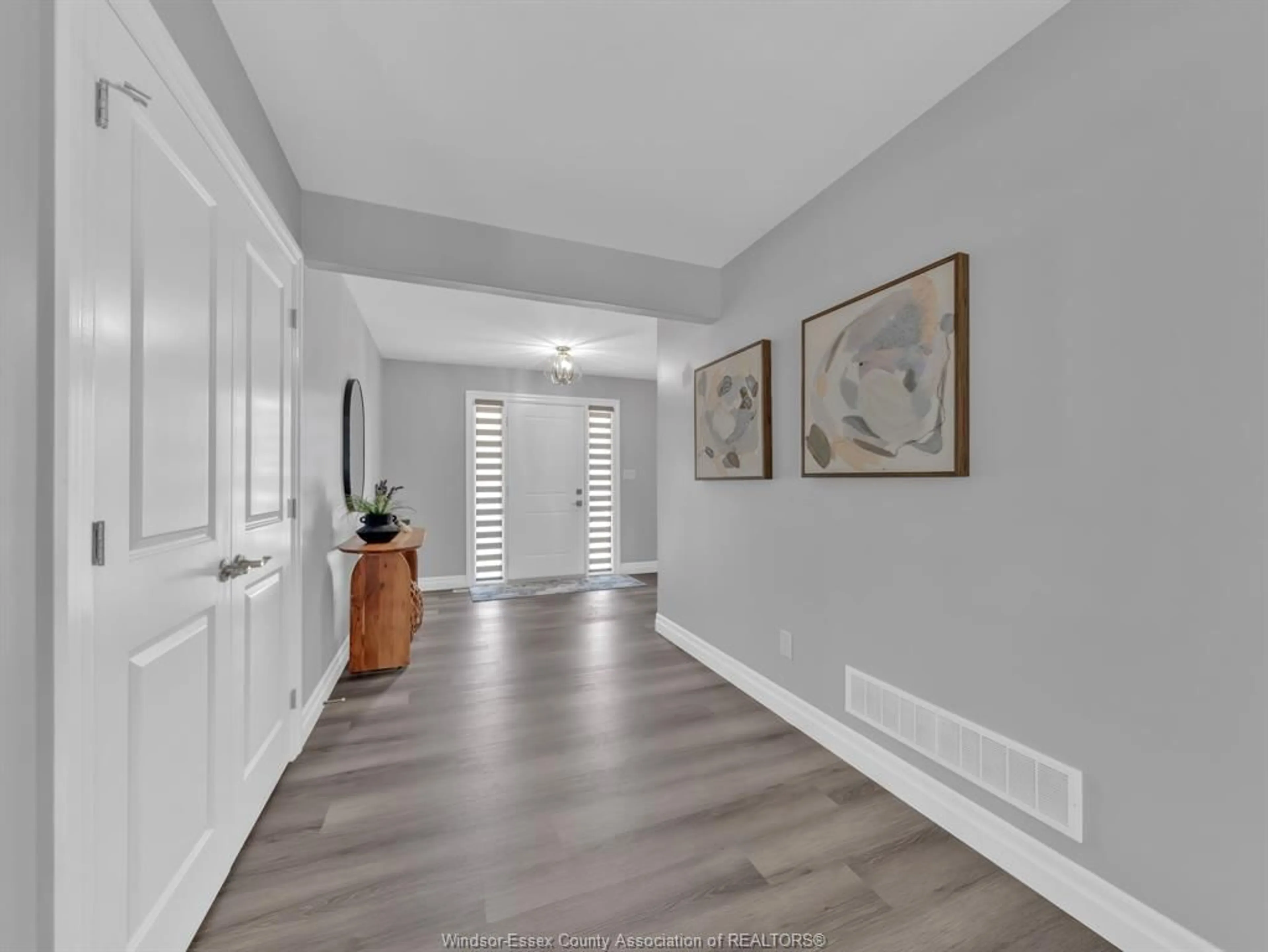 Indoor entryway for 87 WARWICK Dr, Chatham Ontario N7M 0V1