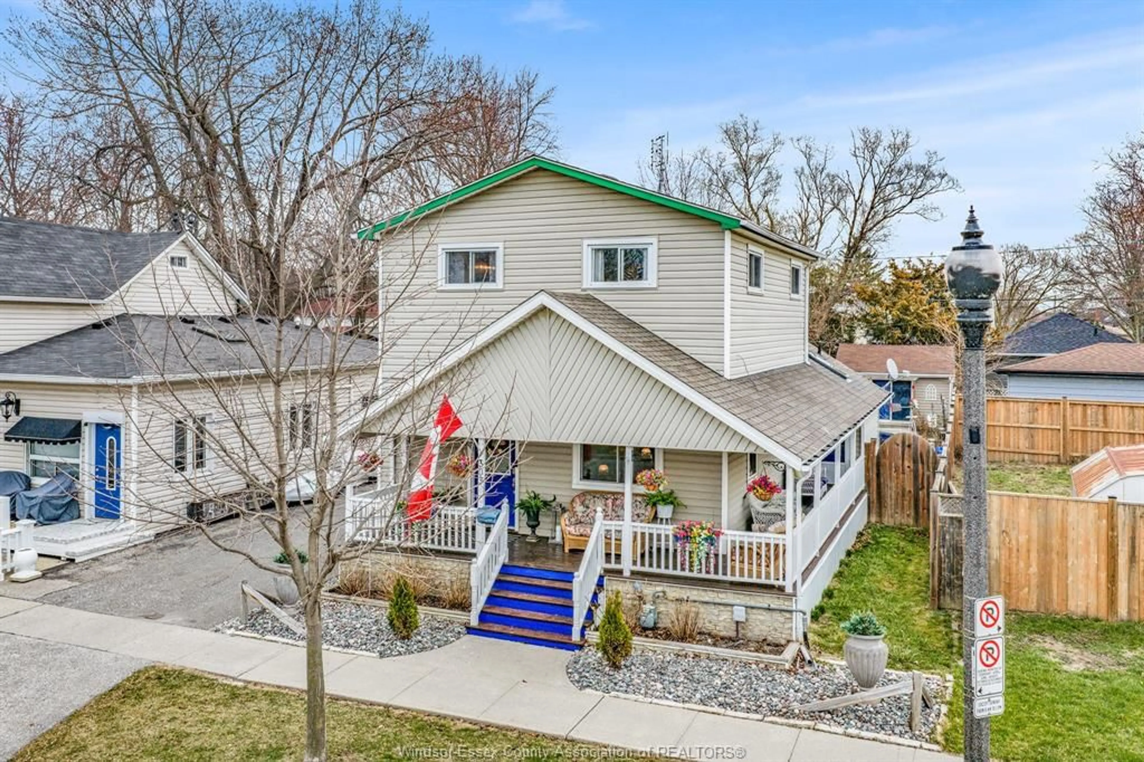 A pic from outside/outdoor area/front of a property/back of a property/a pic from drone, street for 303 KING, Amherstburg Ontario N9V 2C8