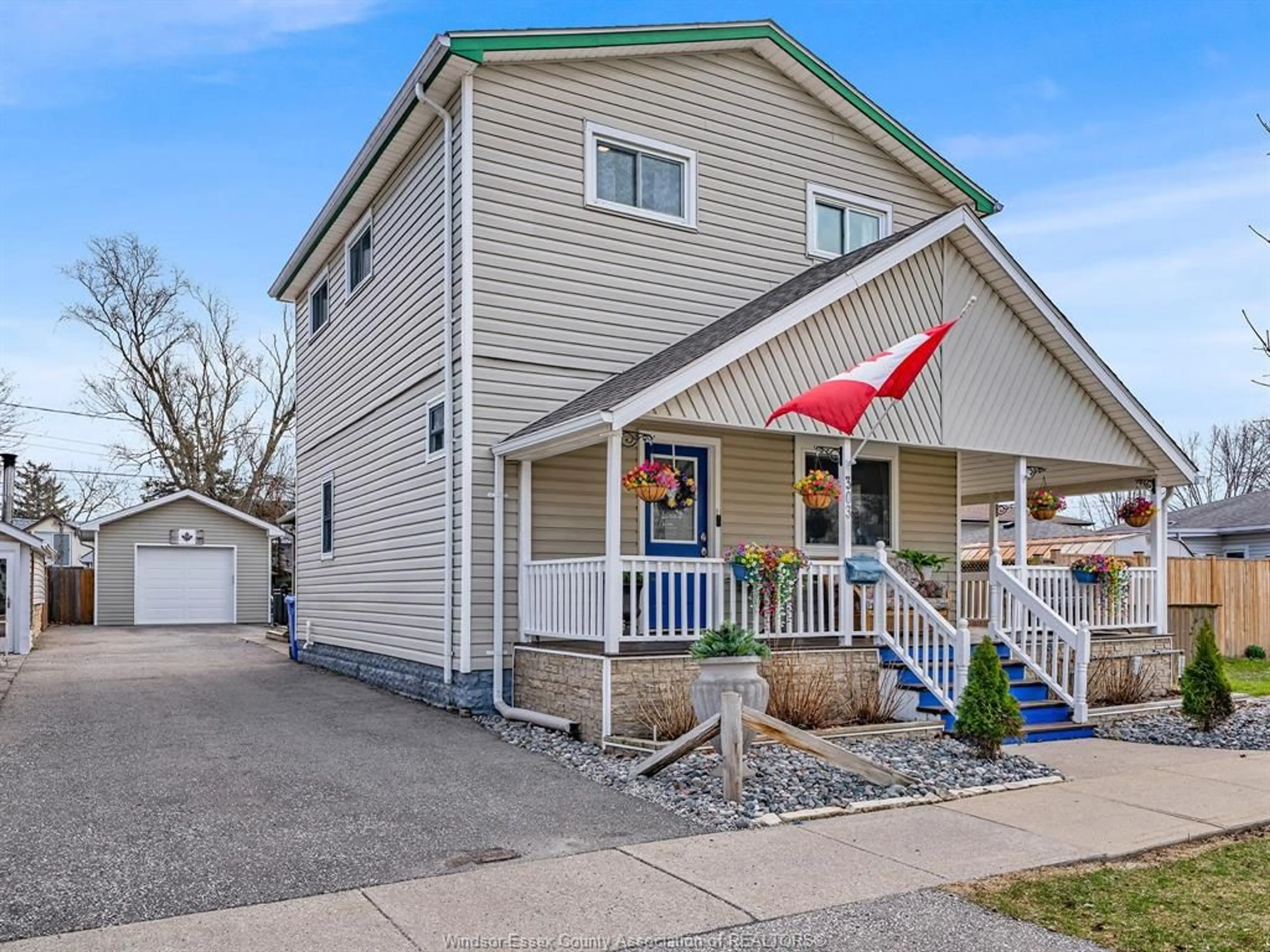 Home with vinyl exterior material, street for 303 KING, Amherstburg Ontario N9V 2C8