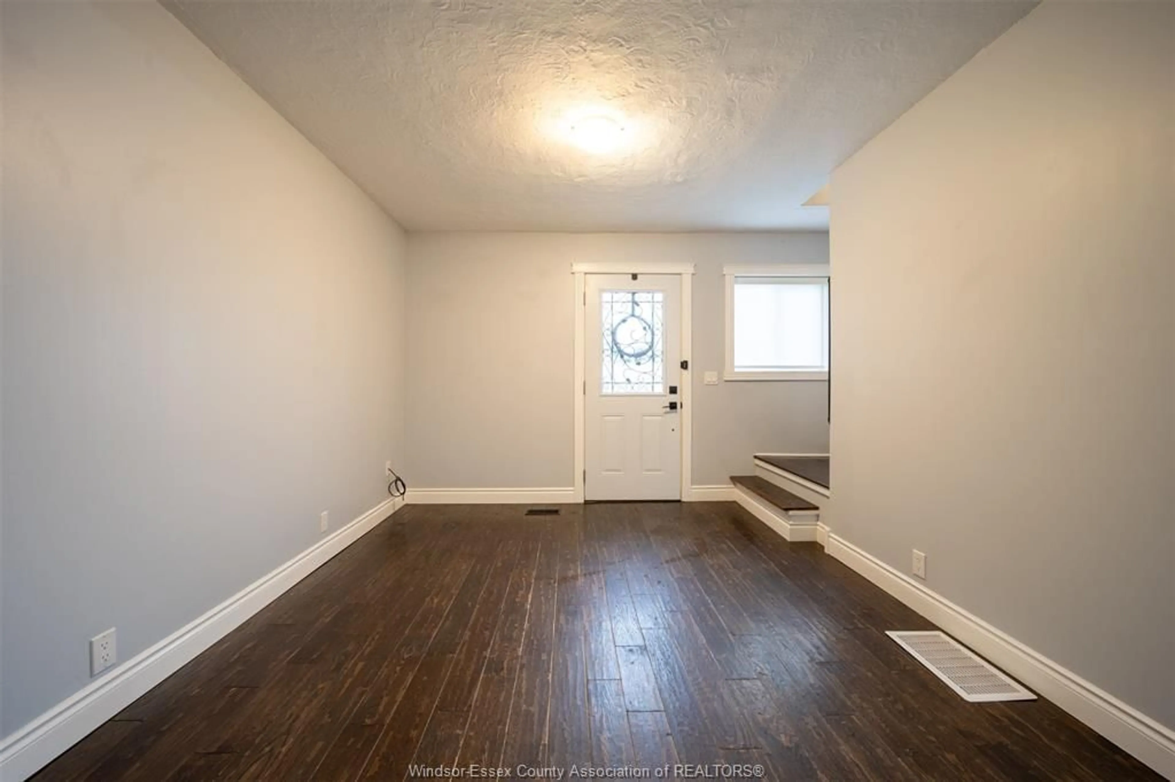 Indoor entryway for 203 SHELDON Ave, Chatham Ontario N7L 3N1