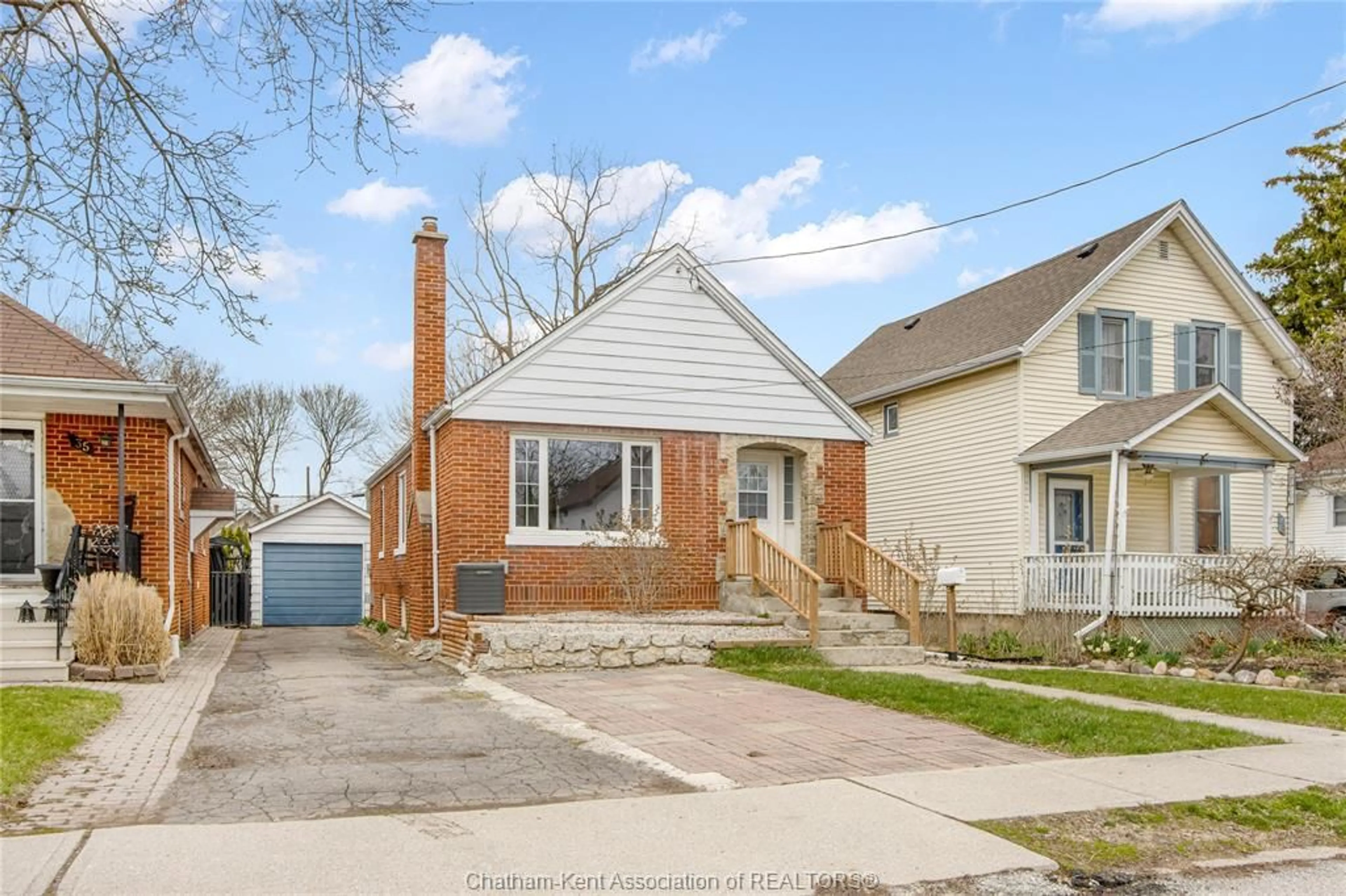 Home with brick exterior material, street for 33 WILSON Ave, Chatham Ontario N7L 1K8