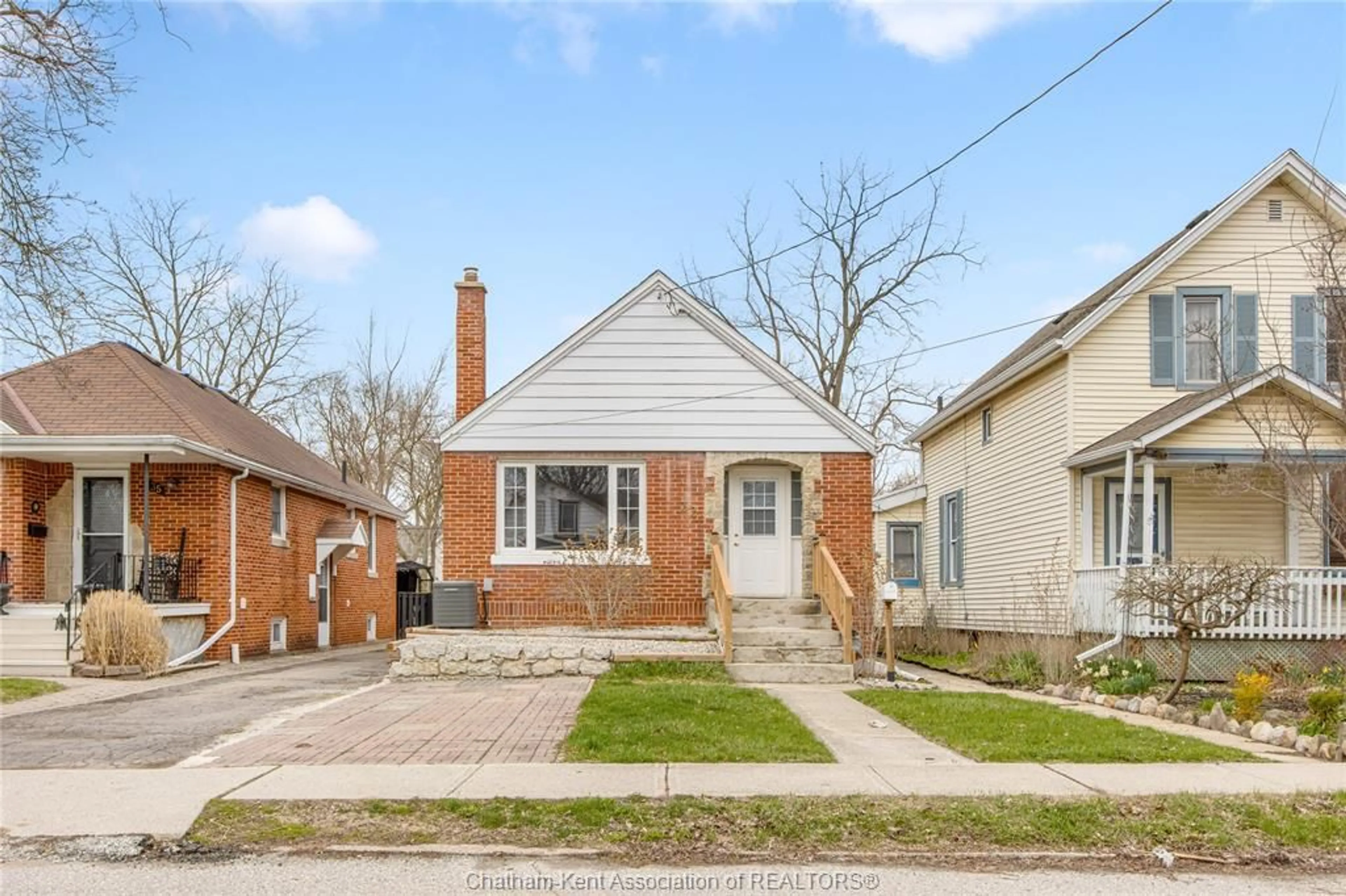 Home with brick exterior material, street for 33 WILSON Ave, Chatham Ontario N7L 1K8