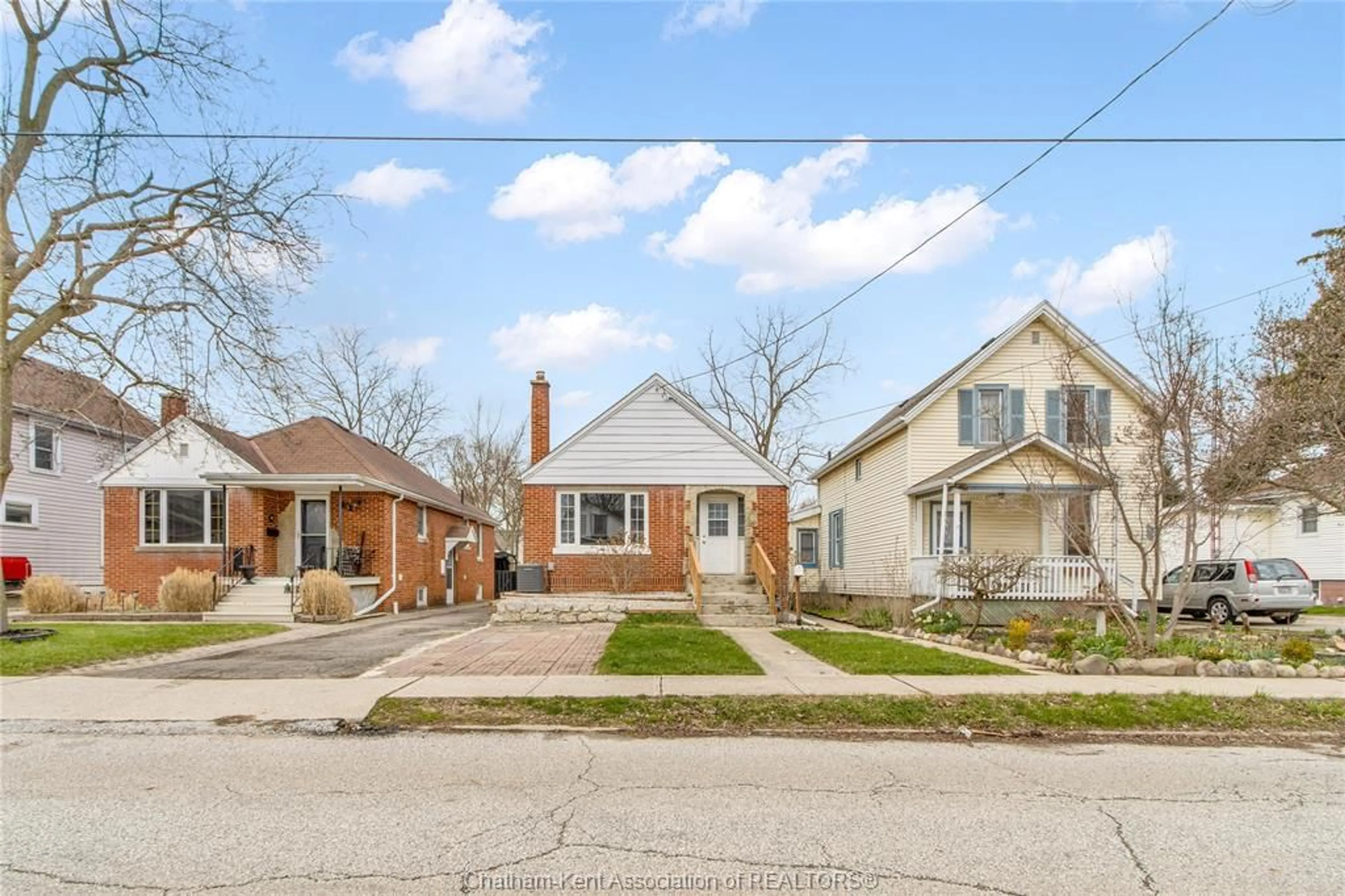 Home with brick exterior material, street for 33 WILSON Ave, Chatham Ontario N7L 1K8