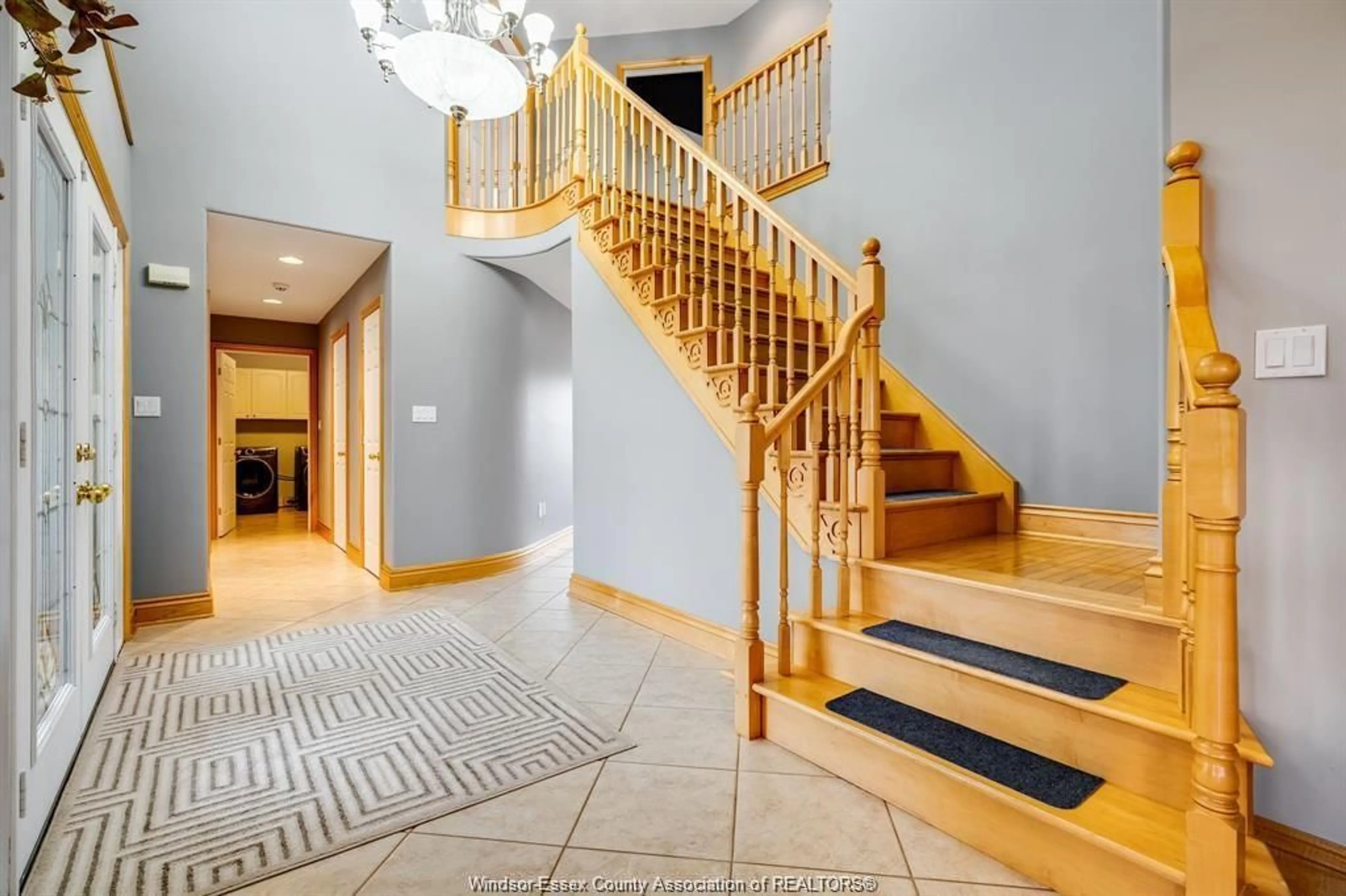 Indoor foyer for 1951 BRIGDEN Rd, St Clair Ontario N0P 2R0