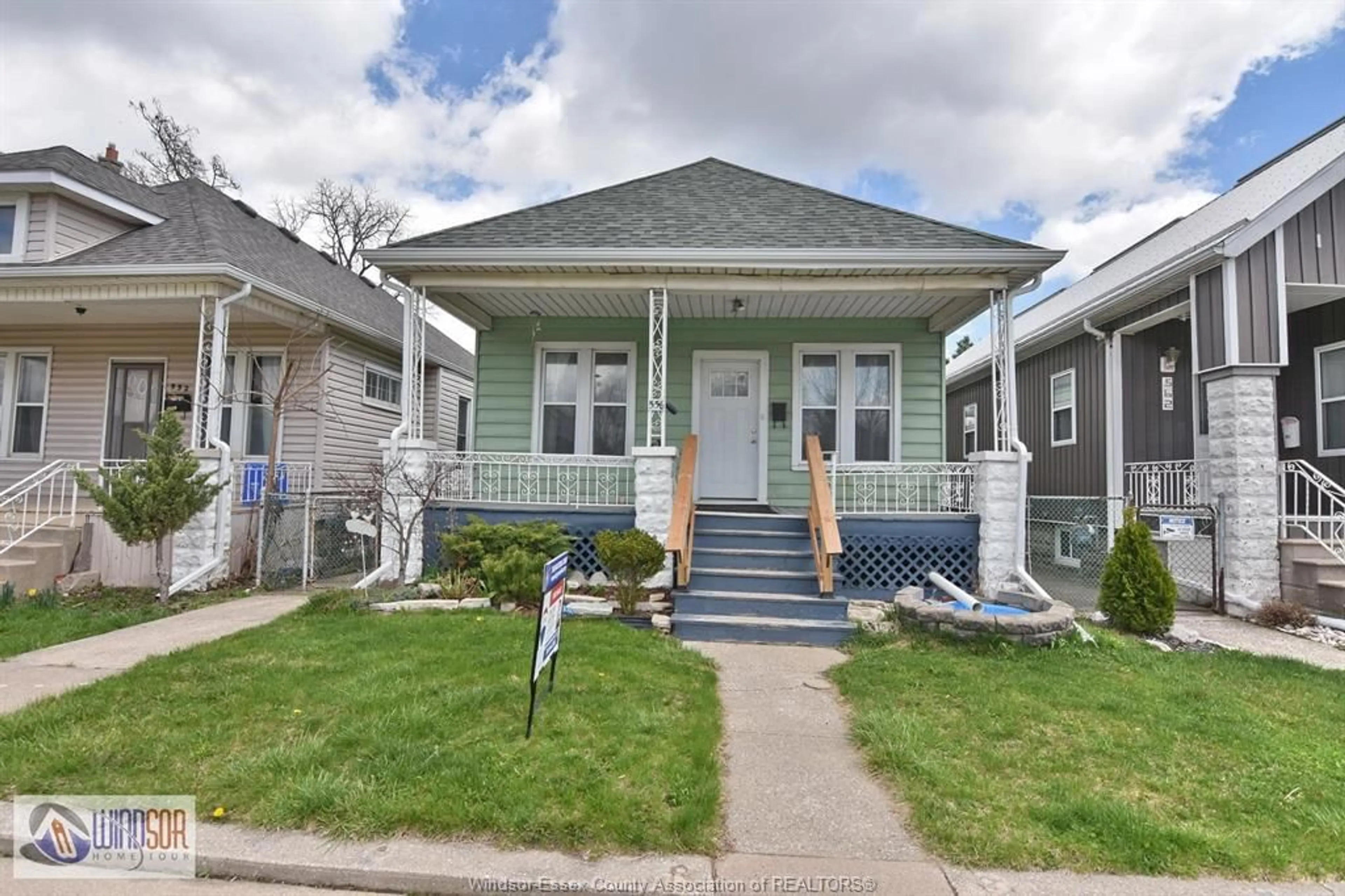 Home with vinyl exterior material, street for 558 ELM, Windsor Ontario N9A 5H2