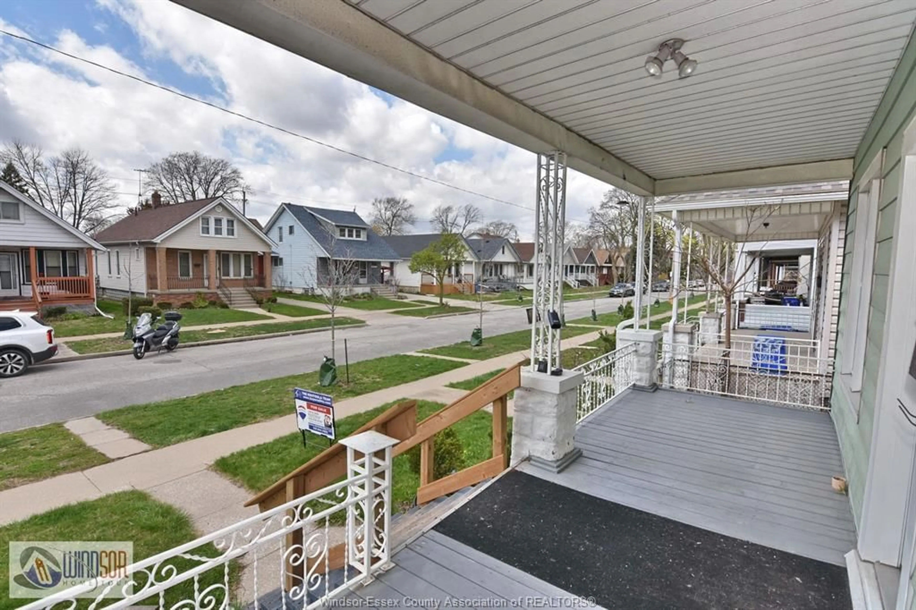 Patio, street for 558 ELM, Windsor Ontario N9A 5H2