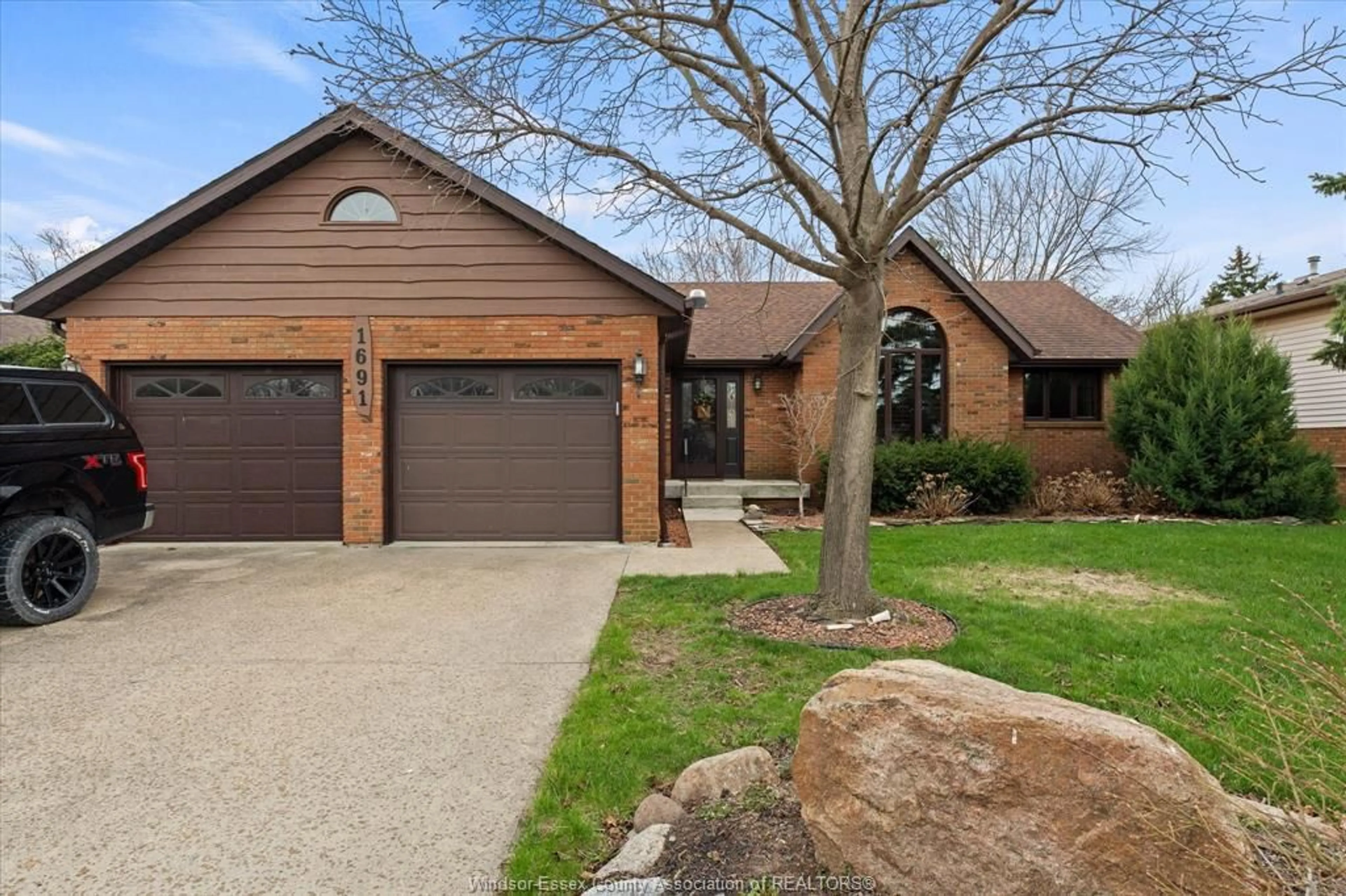 Home with brick exterior material, unknown for 1691 MAPLEWOOD, Lakeshore Ontario N8L 1C2