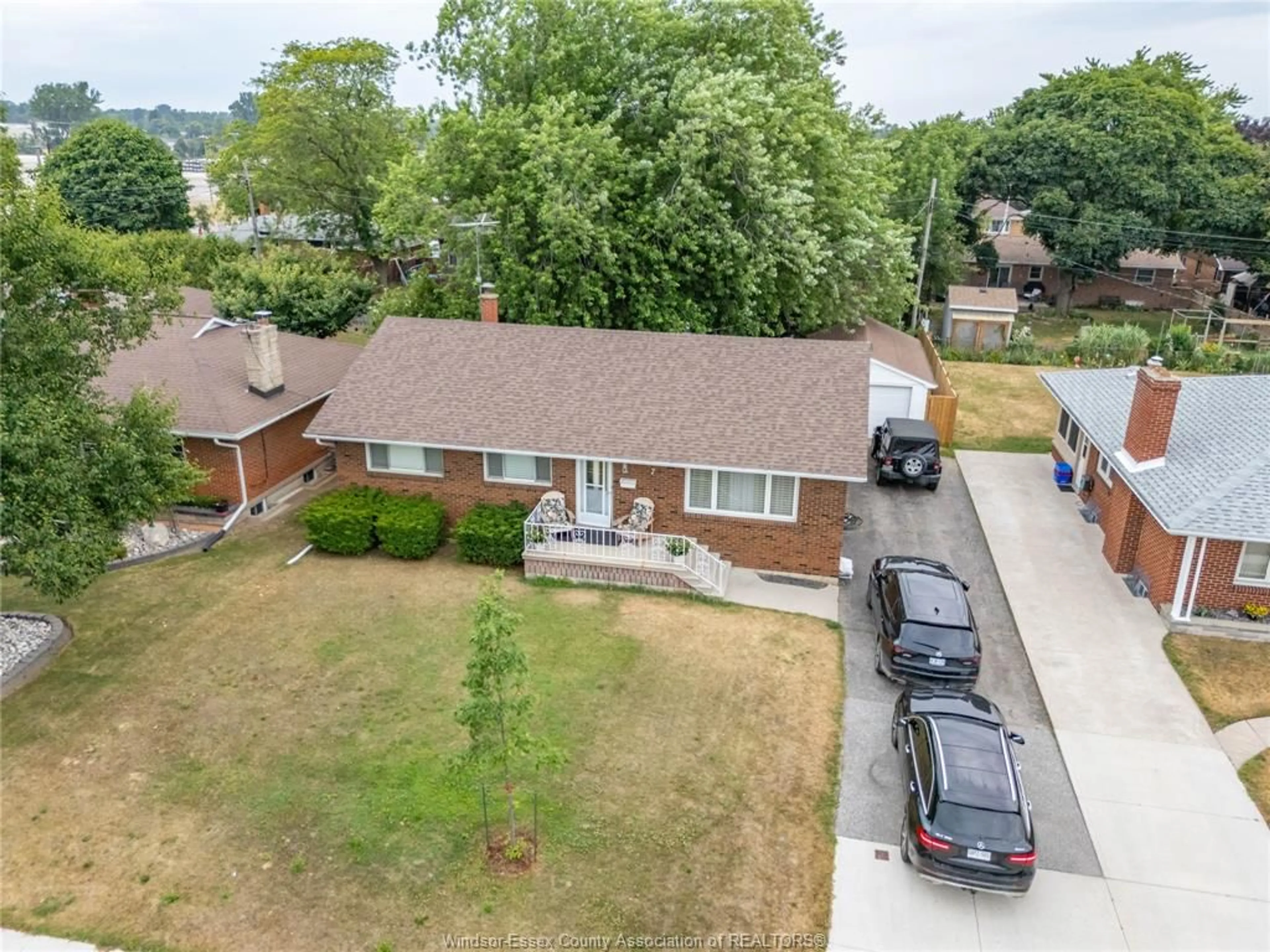 A pic from outside/outdoor area/front of a property/back of a property/a pic from drone, street for 7 GLADSTONE Ave, Leamington Ontario N9Y 2H4