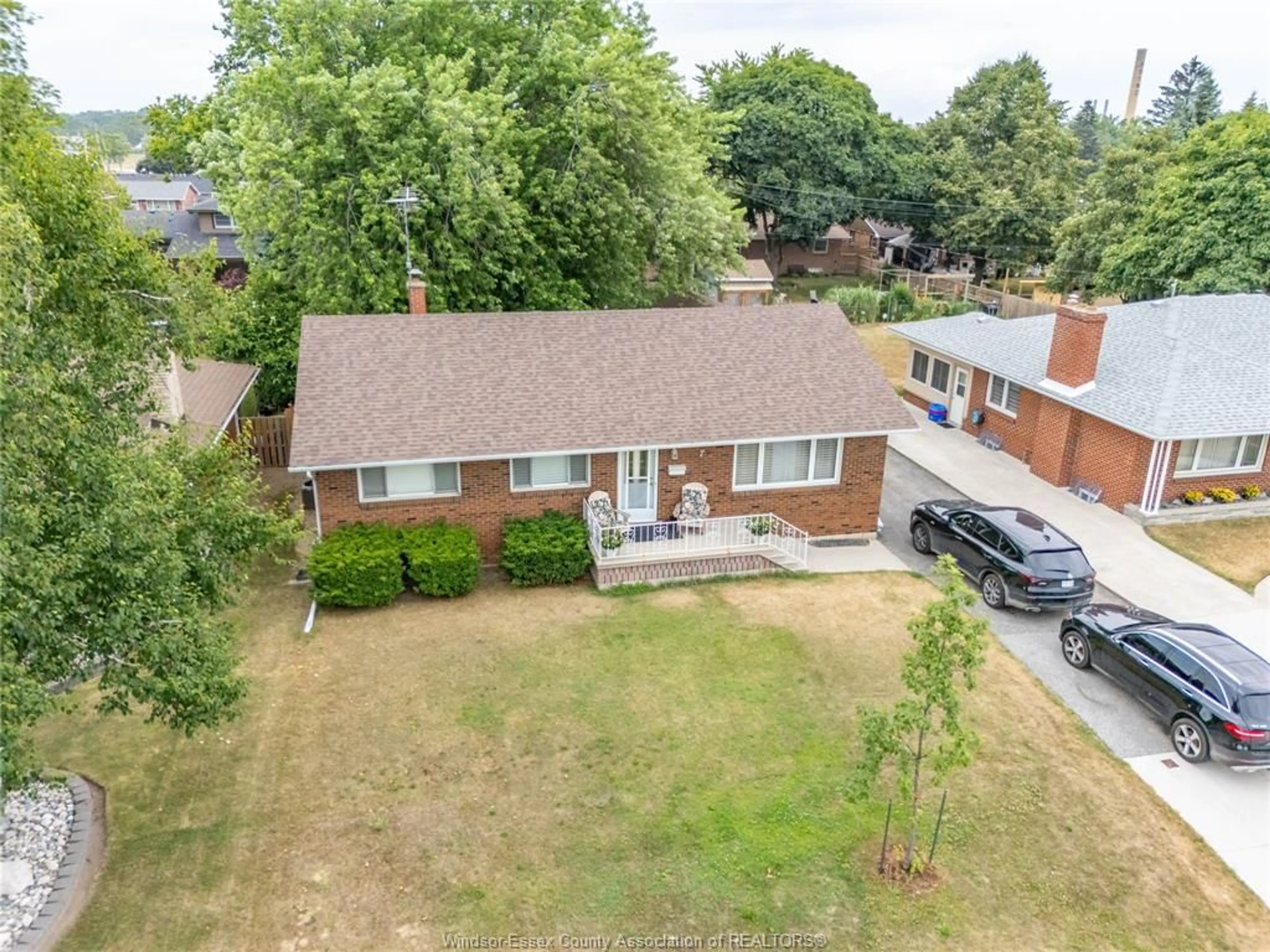 A pic from outside/outdoor area/front of a property/back of a property/a pic from drone, street for 7 GLADSTONE Ave, Leamington Ontario N9Y 2H4