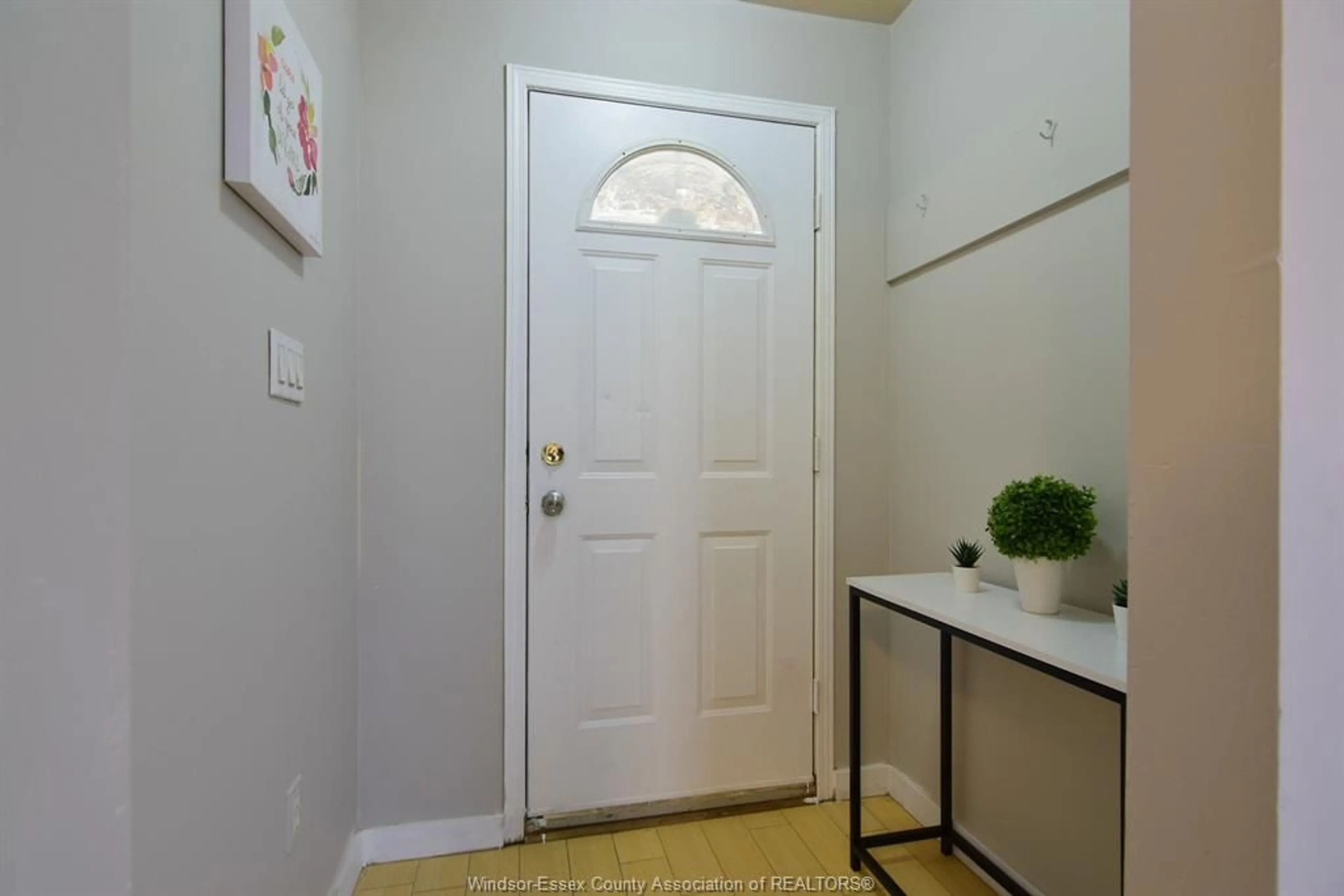 Indoor entryway for 494 CHURCH St, Windsor Ontario N9A 4S9
