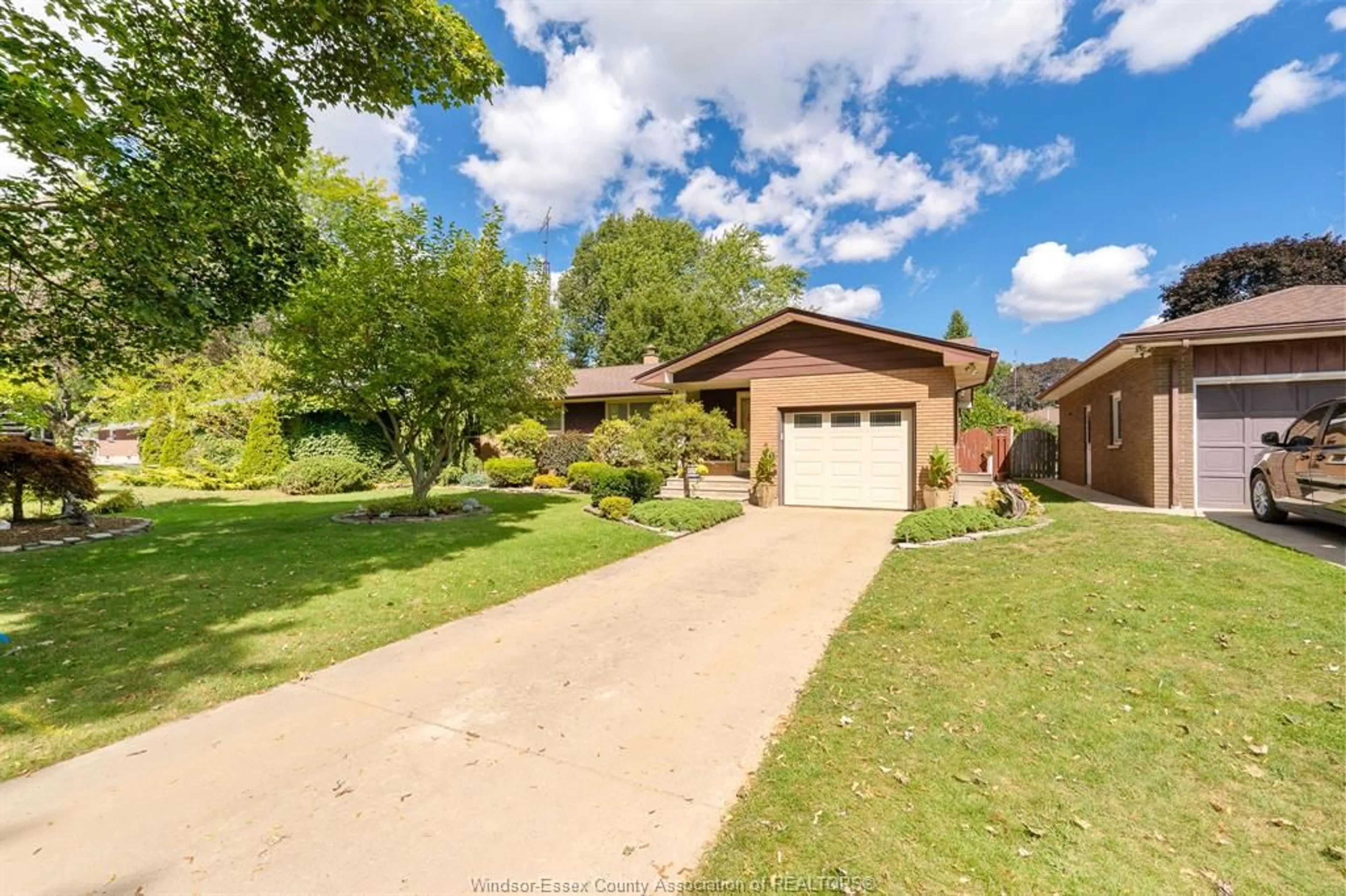 A pic from outside/outdoor area/front of a property/back of a property/a pic from drone, street for 9 Audrey St, Leamington Ontario N8H 2K7