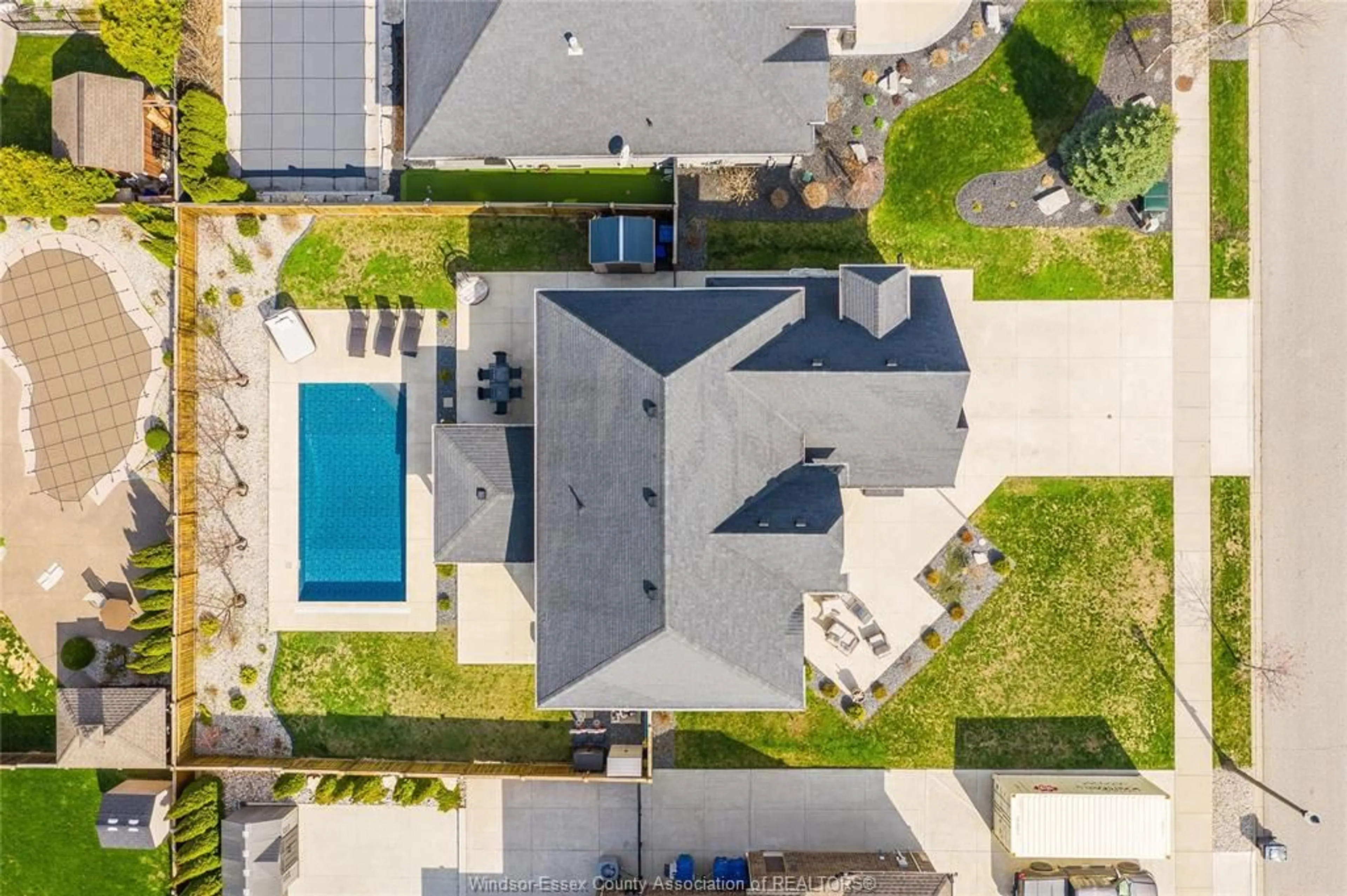 A pic from outside/outdoor area/front of a property/back of a property/a pic from drone, street for 1096 CHARLOTTE Cres, Lakeshore Ontario N8L 0X8