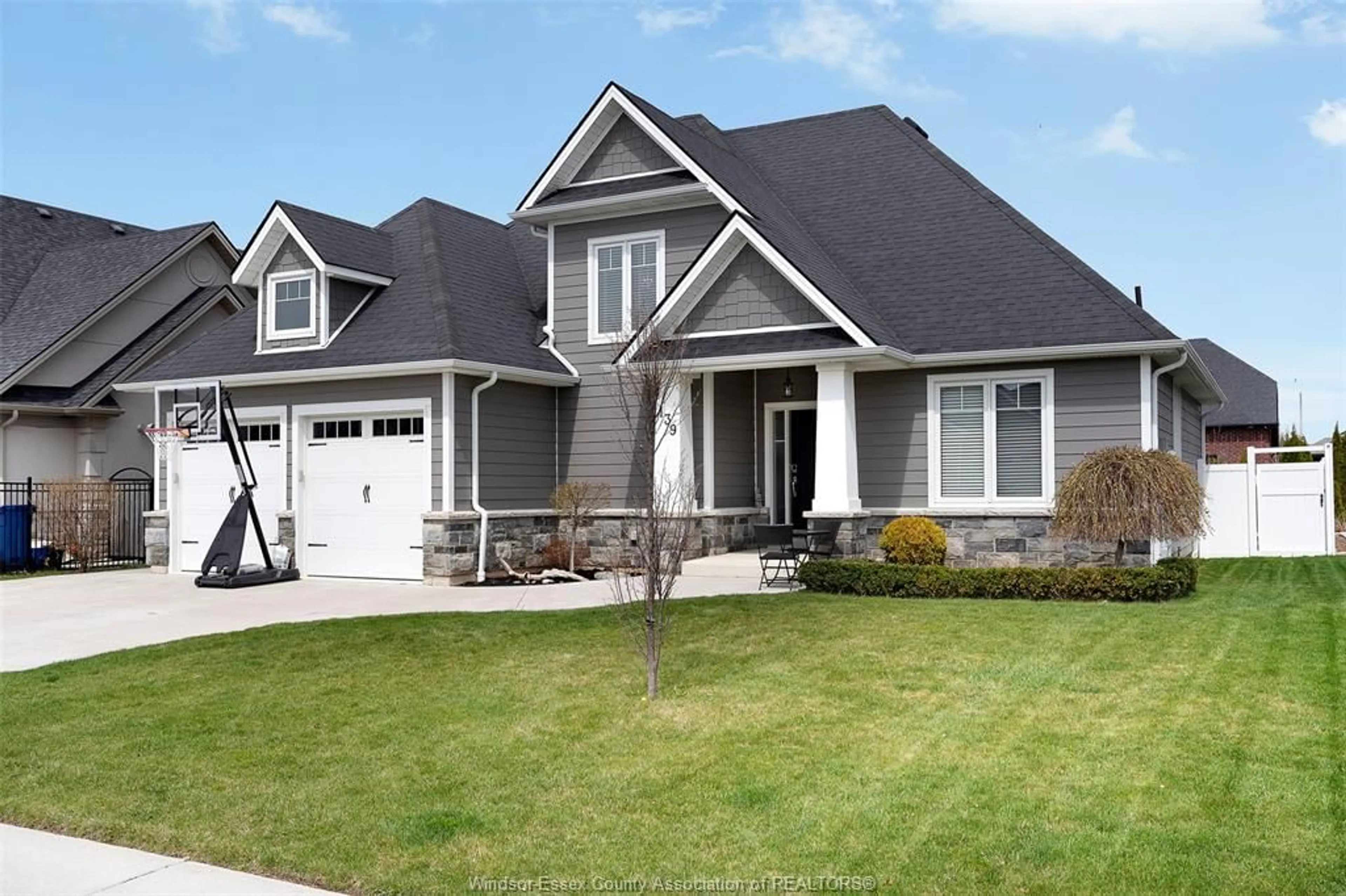Home with vinyl exterior material, street for 139 Blue Jay Cres, Kingsville Ontario N9Y 0E3