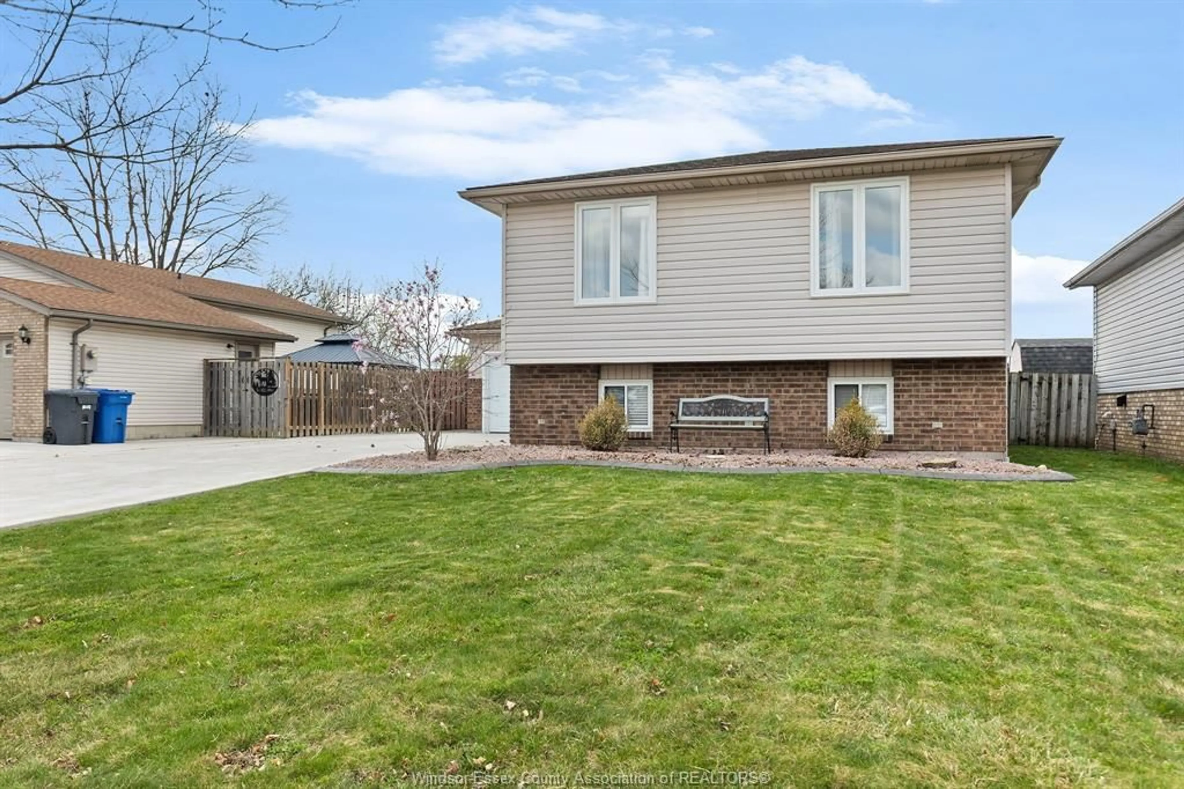 Home with vinyl exterior material, street for 121 MEDITERRANEAN Ave, Amherstburg Ontario N9V 3X7