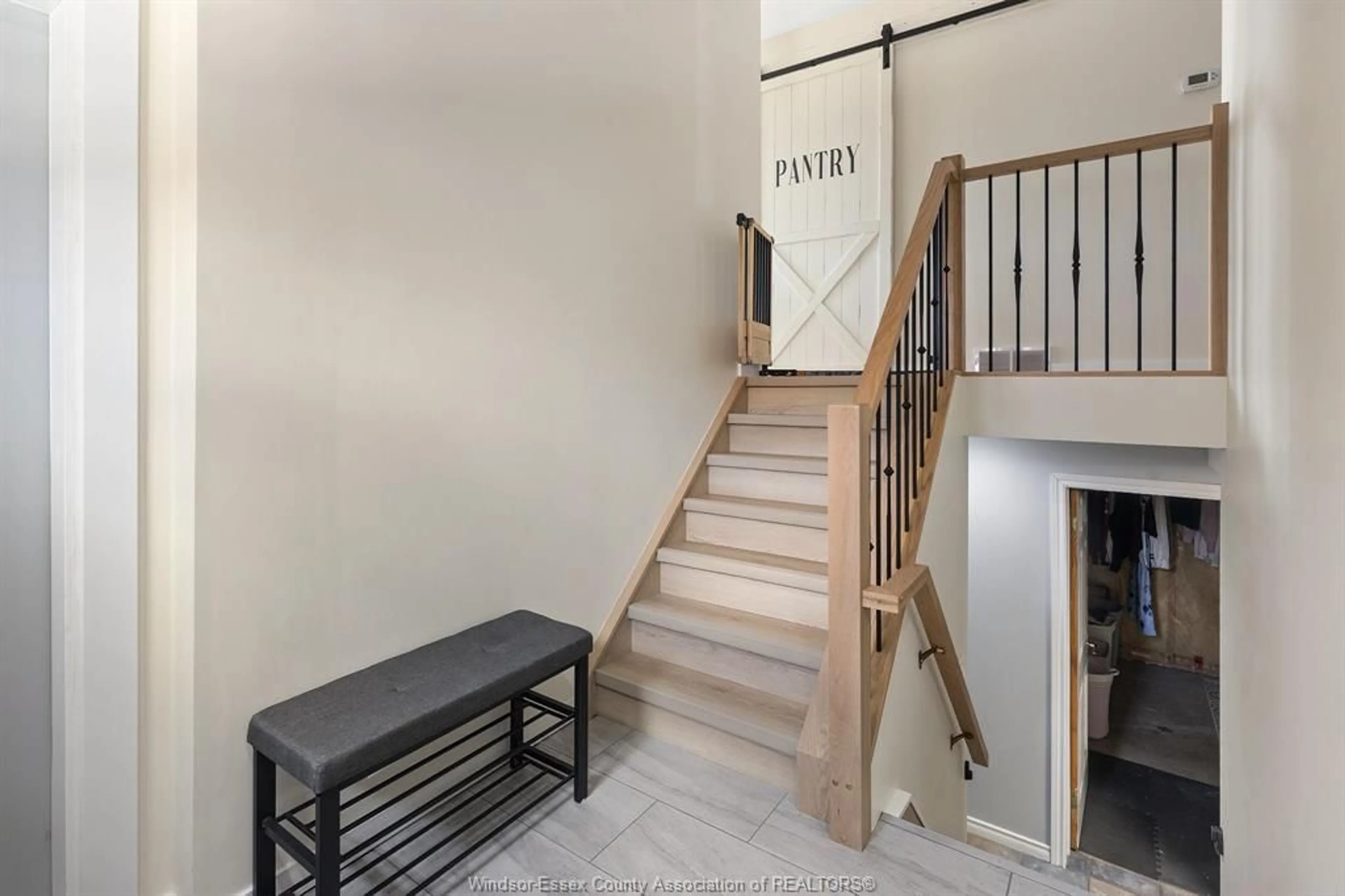 Indoor foyer for 121 MEDITERRANEAN Ave, Amherstburg Ontario N9V 3X7