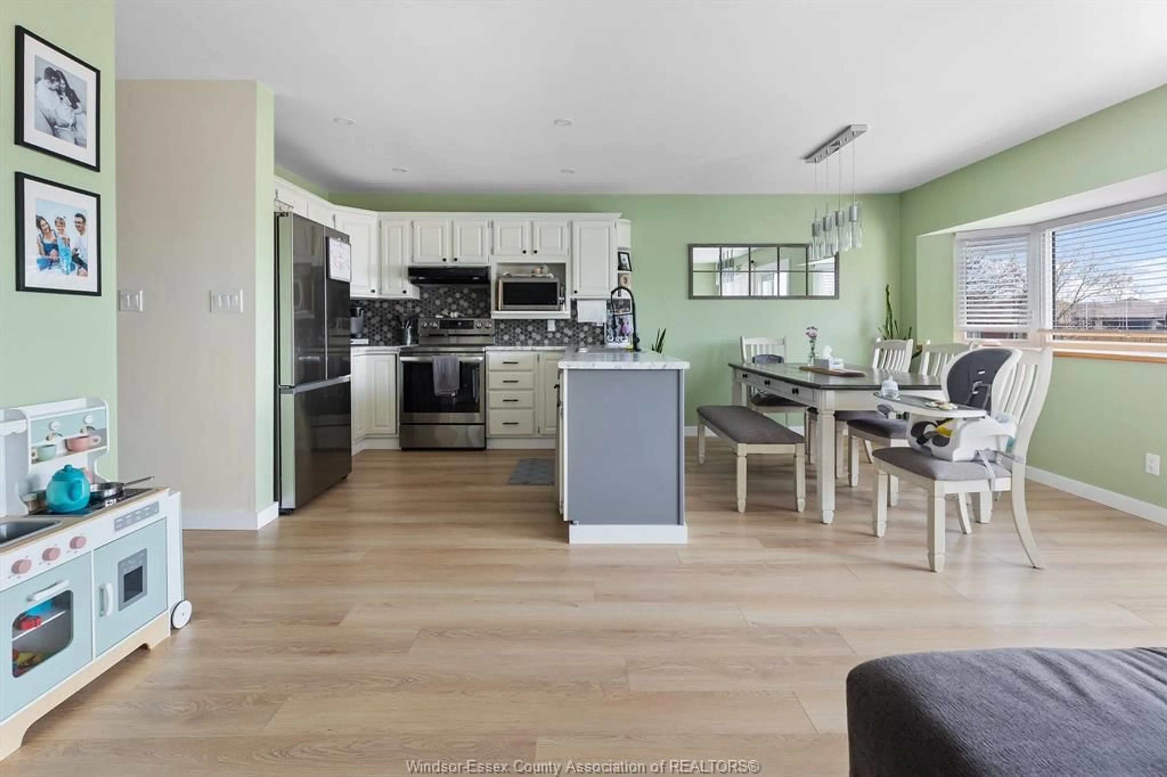 Open concept kitchen, wood/laminate floor for 121 MEDITERRANEAN Ave, Amherstburg Ontario N9V 3X7