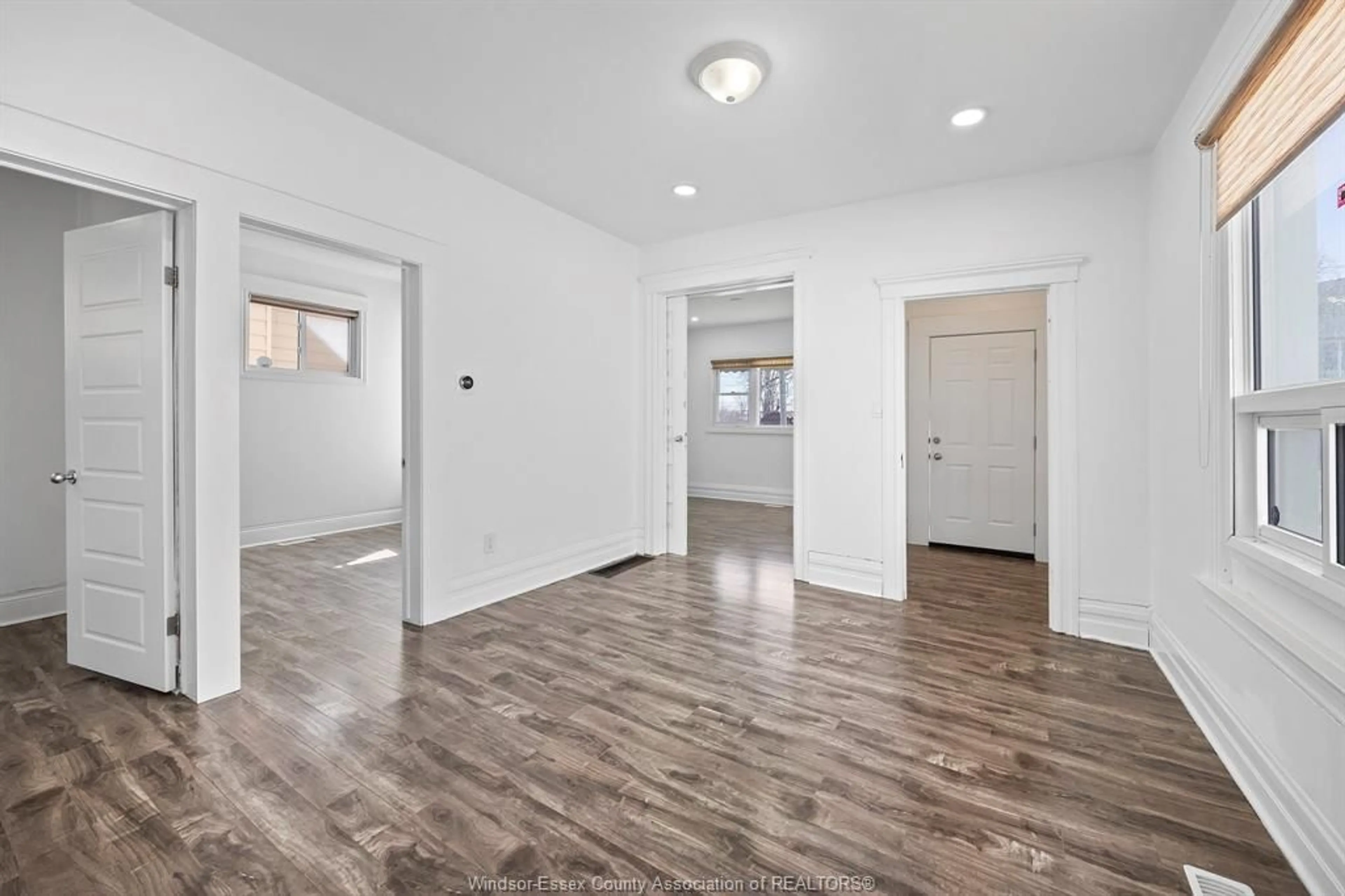 Indoor entryway for 750 JANETTE Ave, Windsor Ontario N9A 4Z7