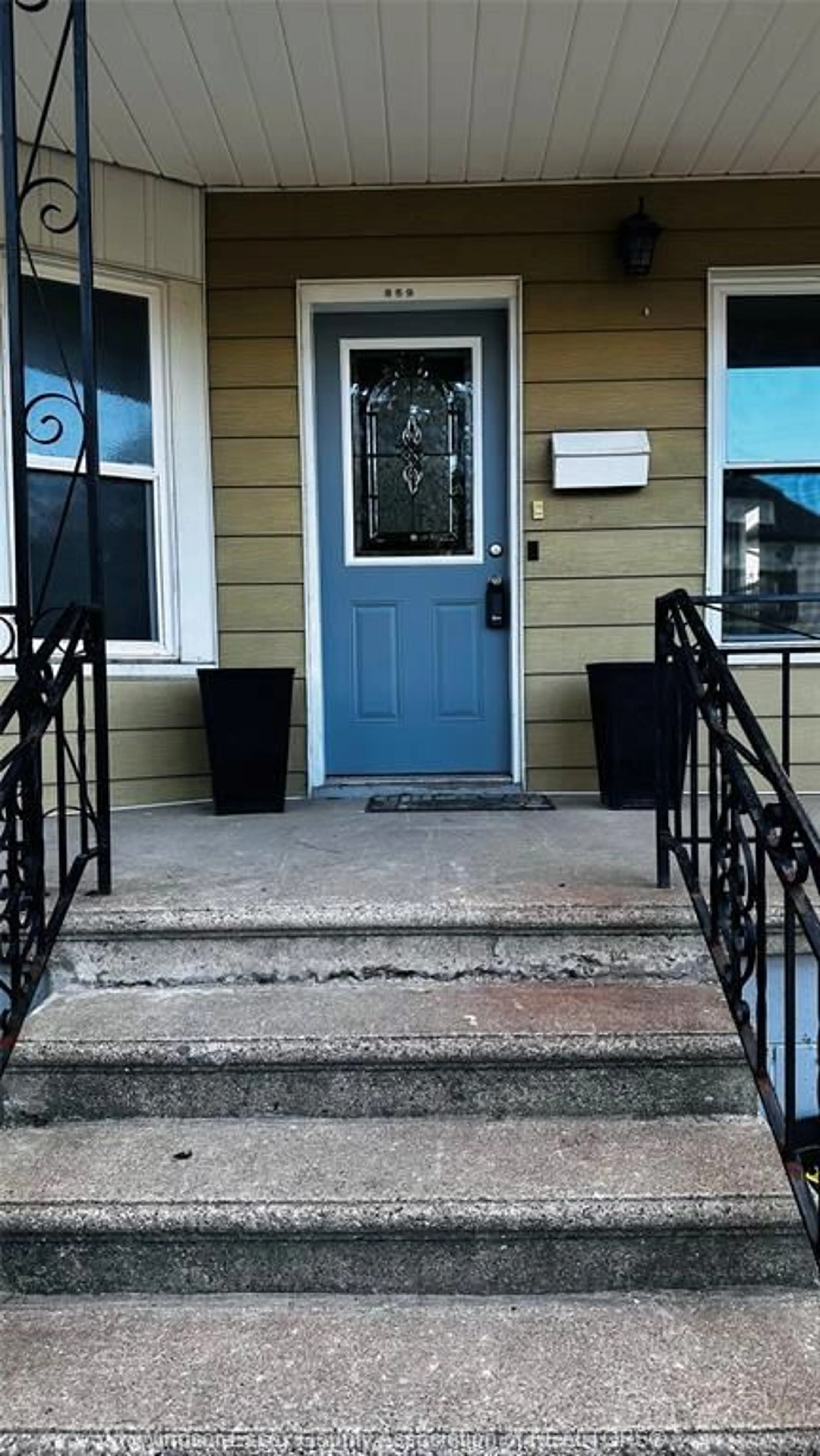 Indoor entryway for 859 PIERRE Ave, Windsor Ontario N9A 2K9
