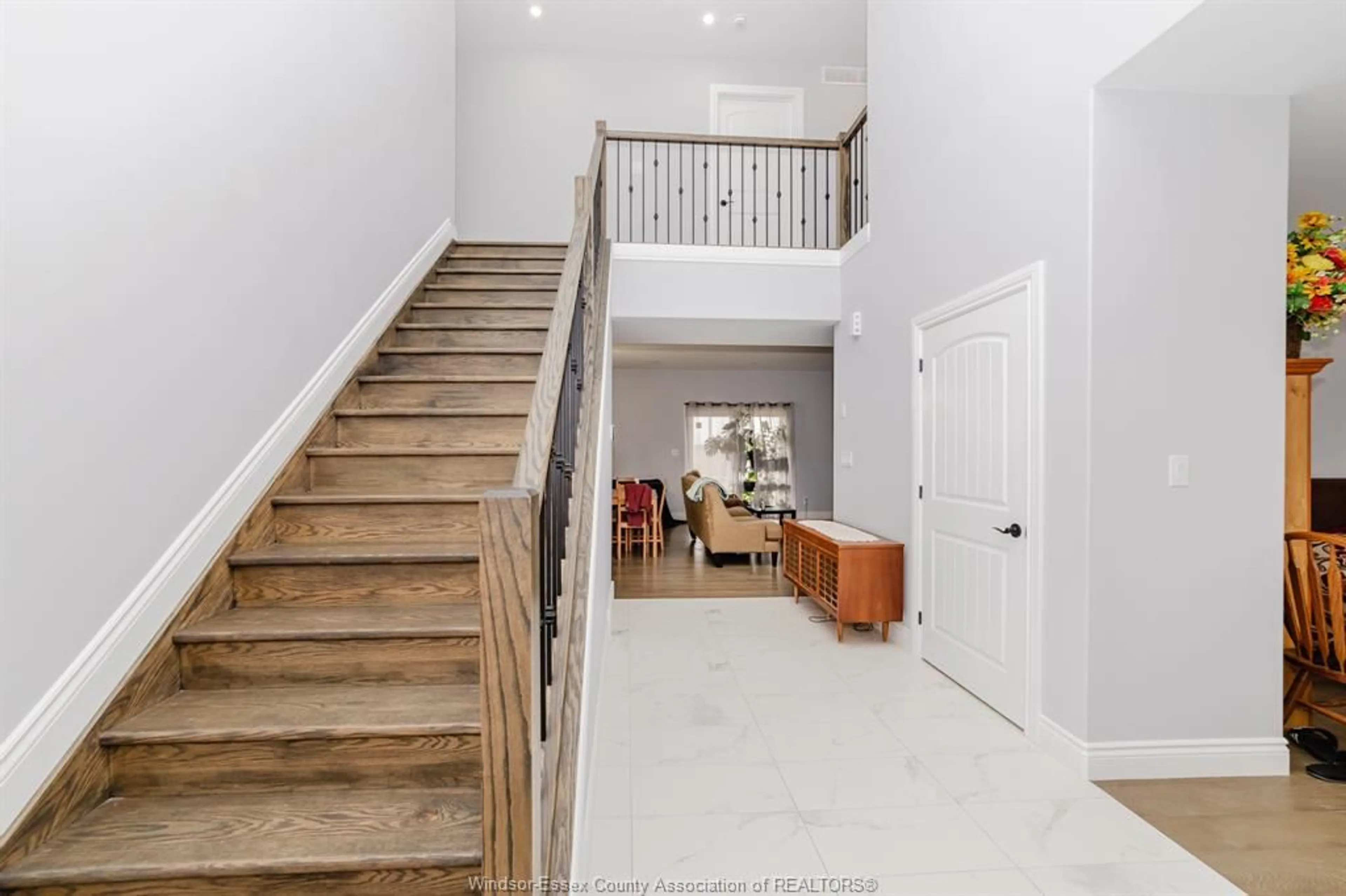 Indoor foyer for 74 DUNDEE Dr, Chatham Ontario N7M 0S8