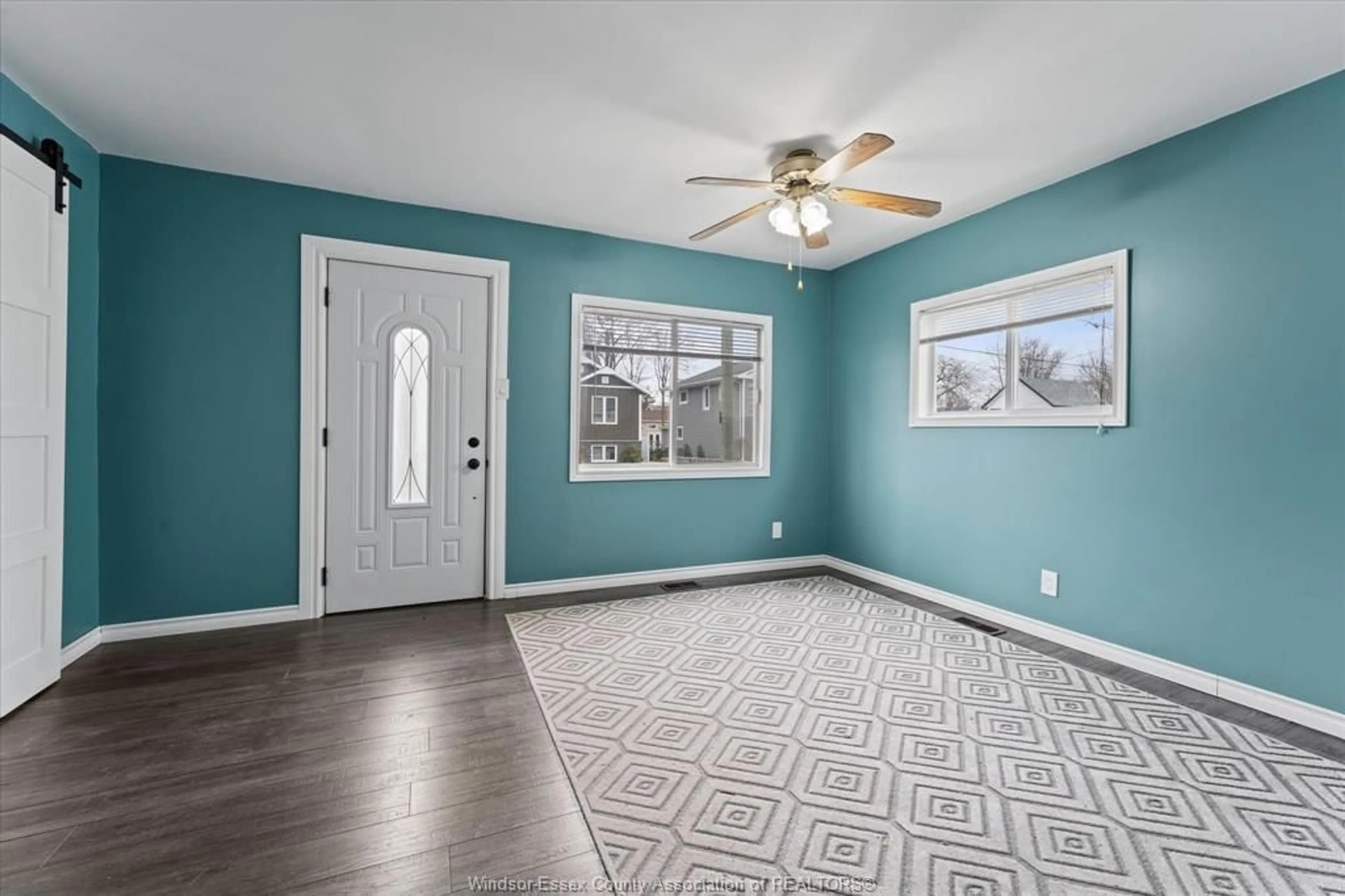 Indoor entryway for 86 BRIEN Ave, Essex Ontario N8M 1W1