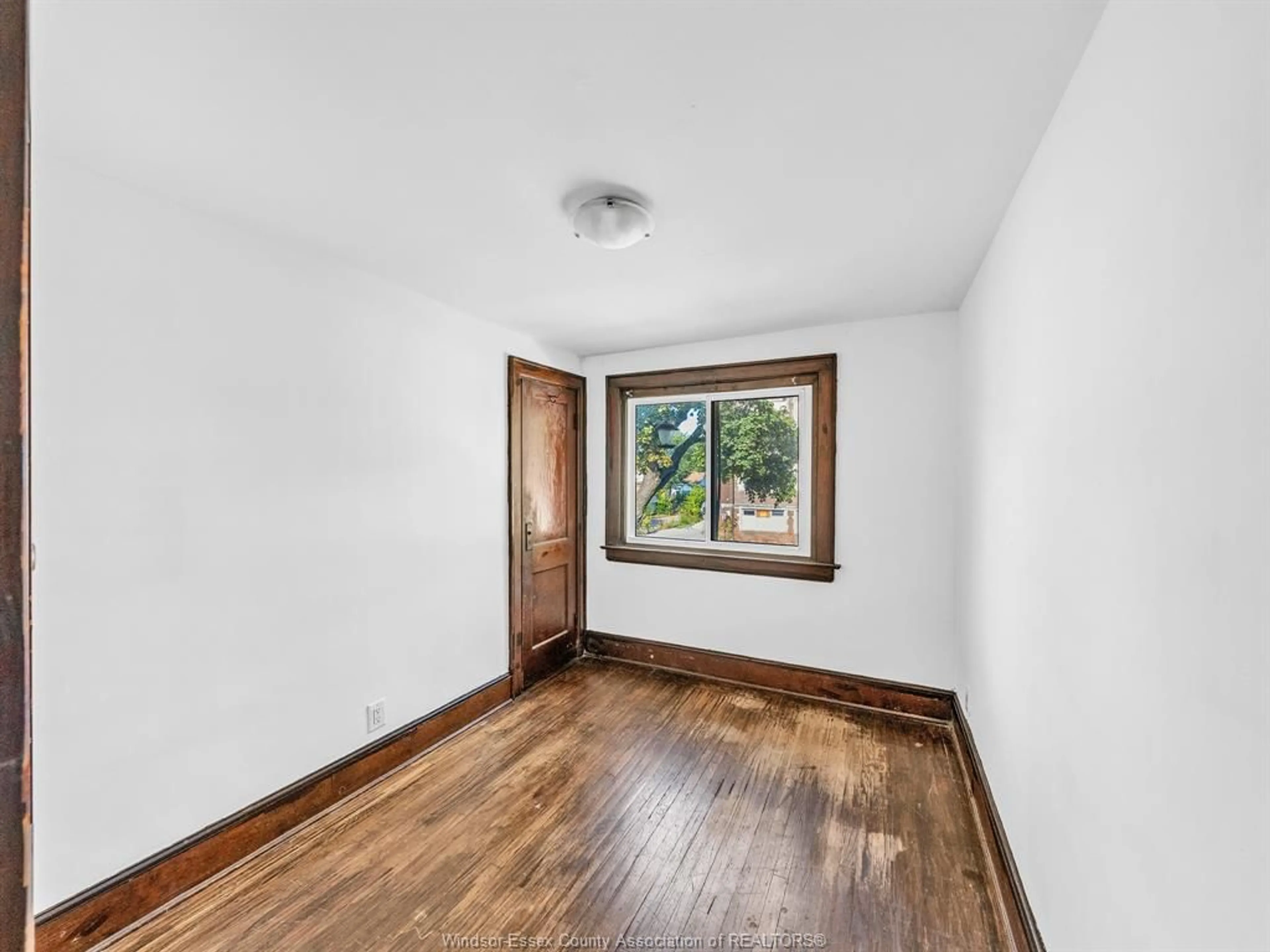 A pic of a room for 527-531 MCEWAN, Windsor Ontario N9B 2E7