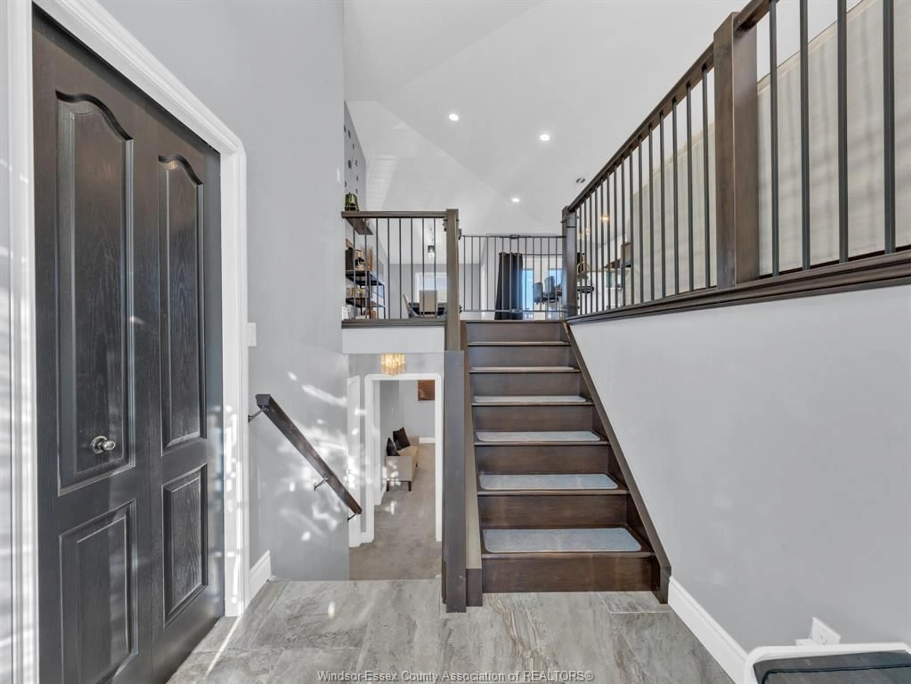 Indoor entryway for 1524 Inverness Ave, Windsor Ontario N8P 0B1