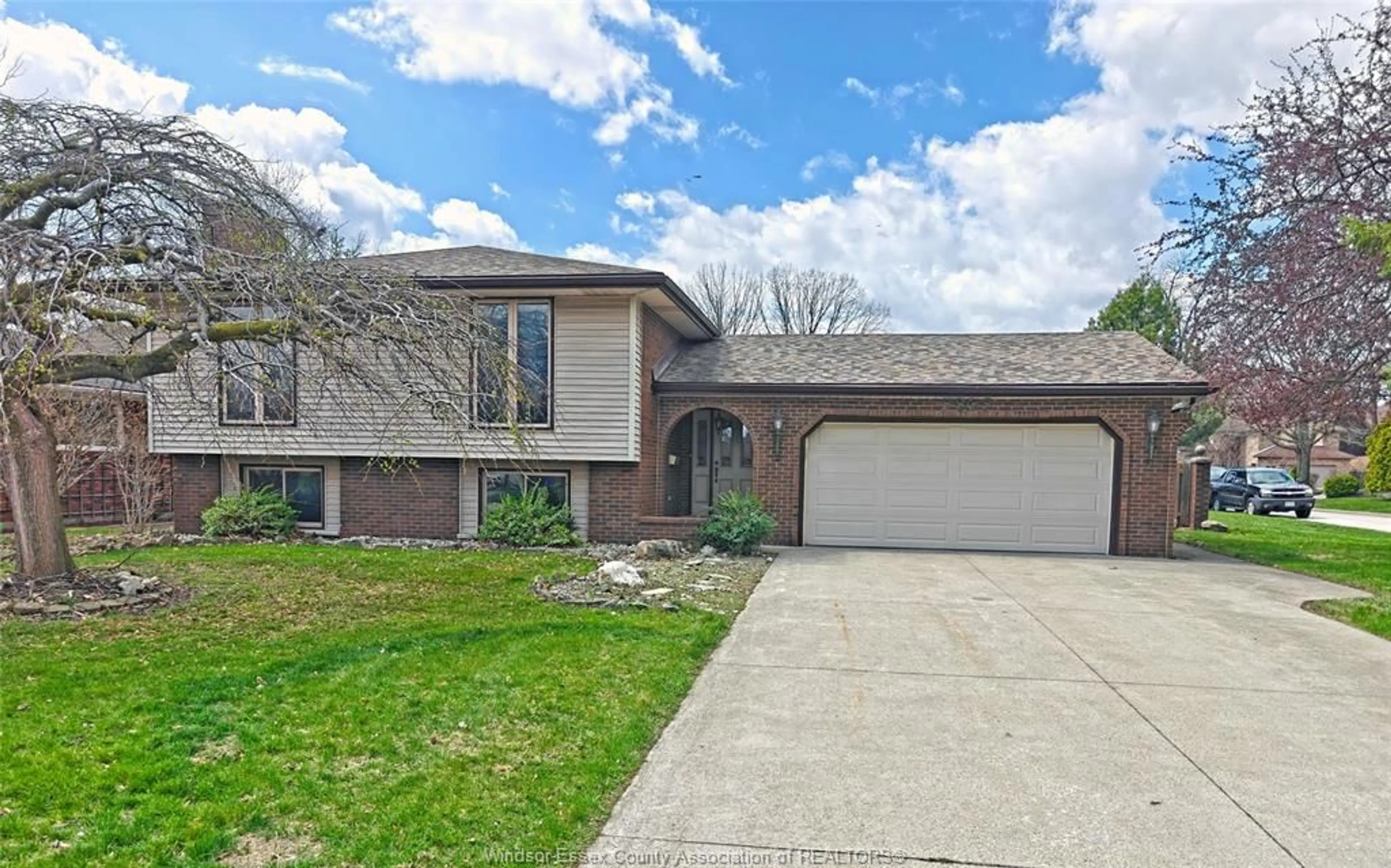 Unknown for 5865 NINTH, LaSalle Ontario N9H 1Y7