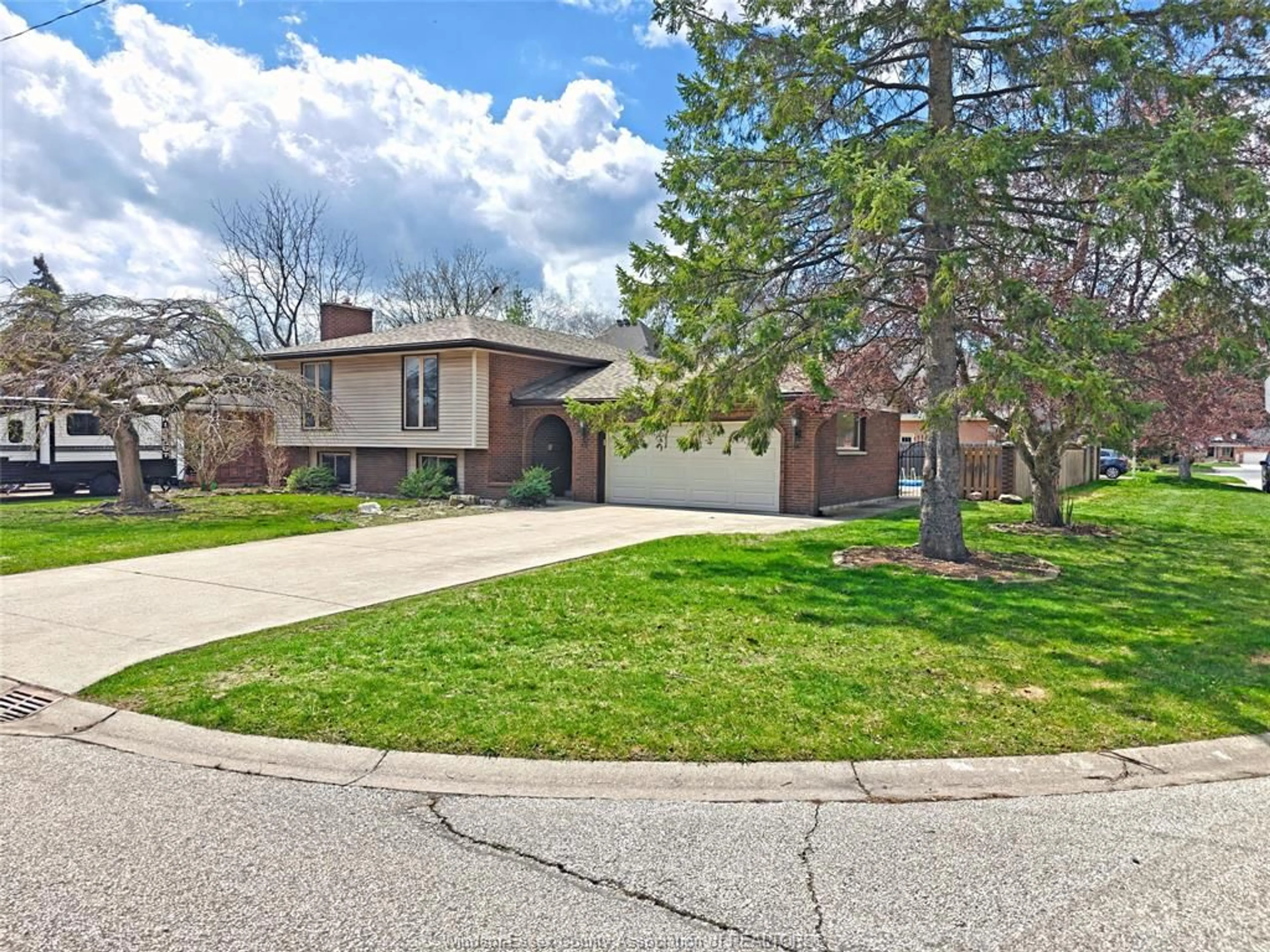 Unknown for 5865 NINTH, LaSalle Ontario N9H 1Y7