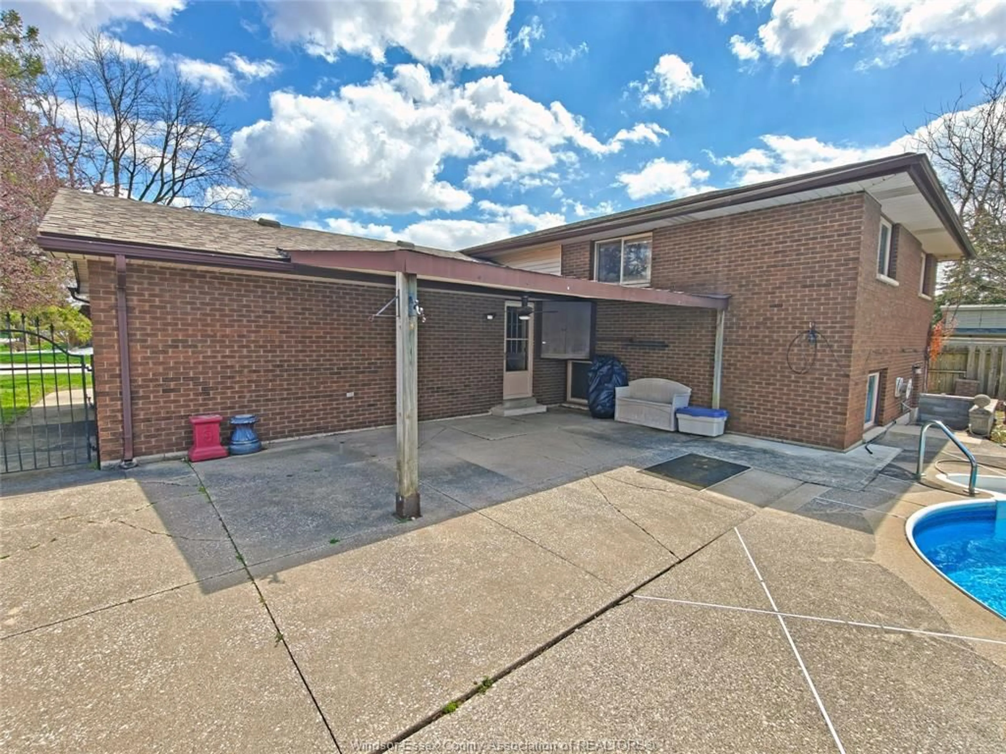 A pic from outside/outdoor area/front of a property/back of a property/a pic from drone, street for 5865 NINTH, LaSalle Ontario N9H 1Y7