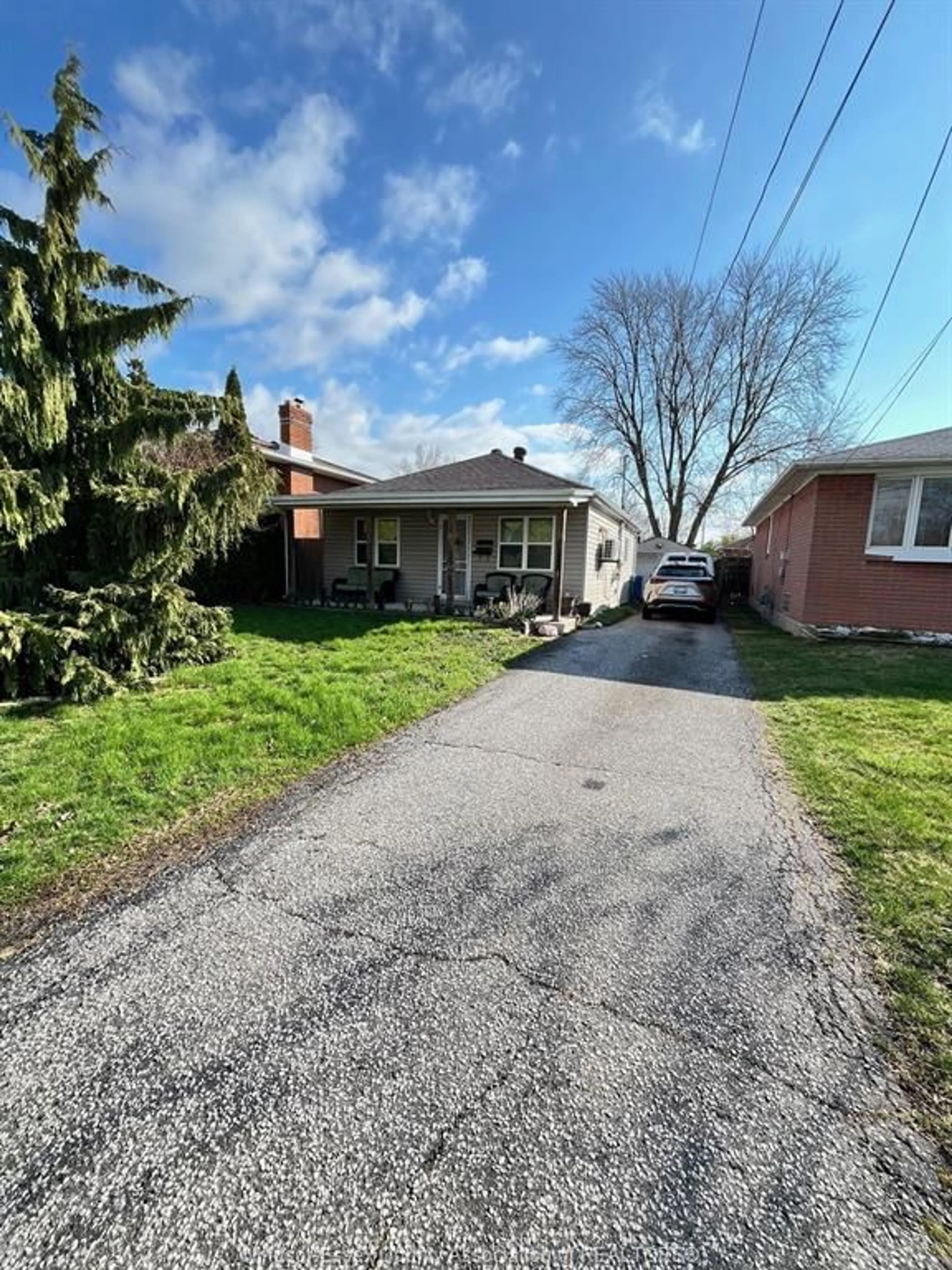 A pic from outside/outdoor area/front of a property/back of a property/a pic from drone, street for 2460 ARTHUR Rd, Windsor Ontario N9W 4V7